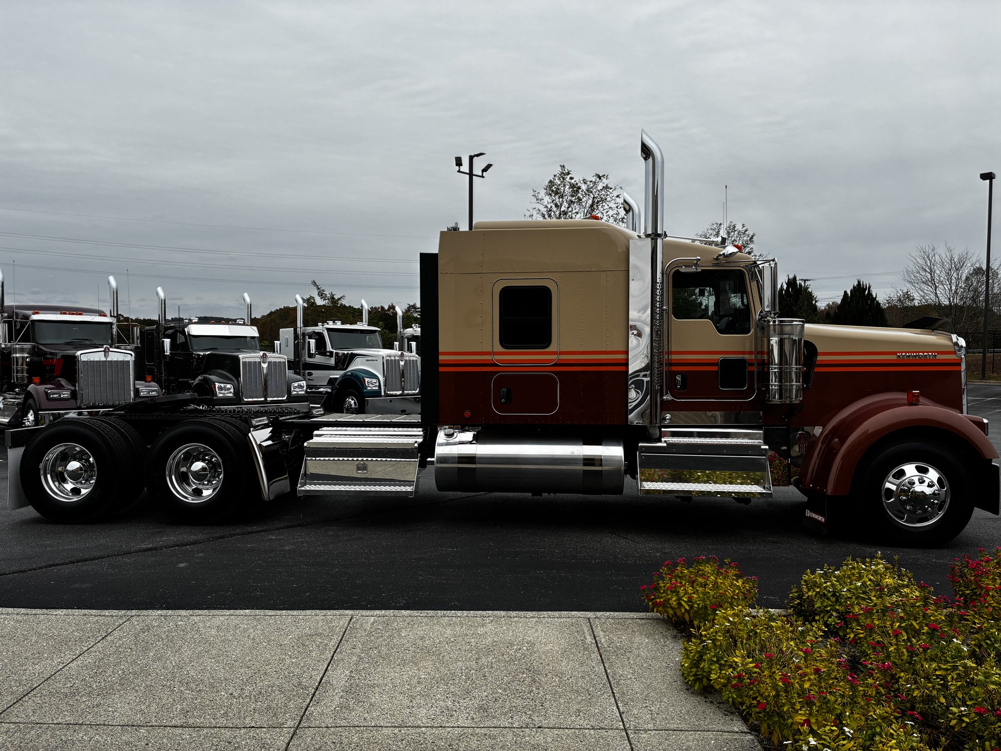 2026 Kenworth W900L - image 4 of 6