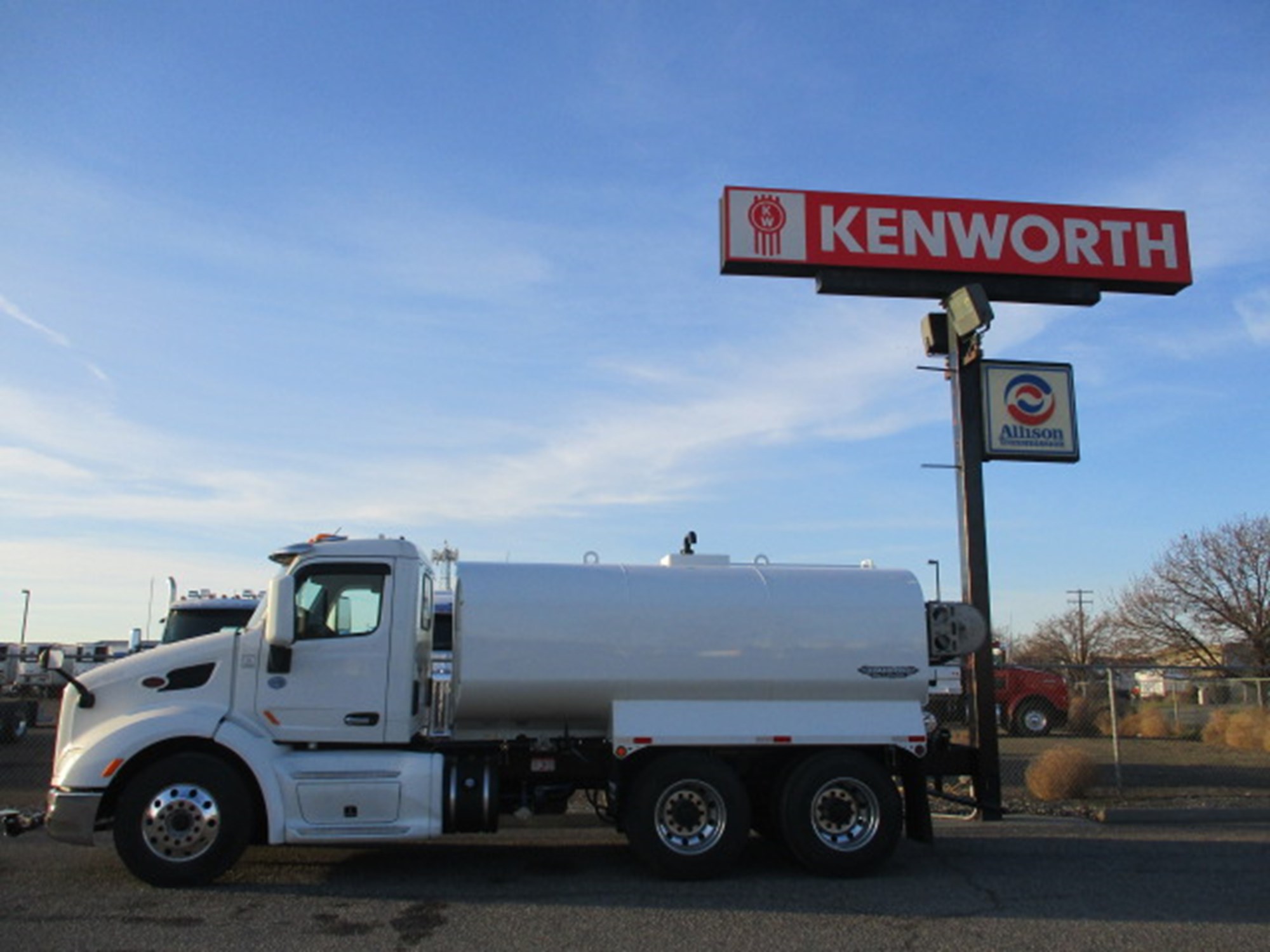 2016 Peterbilt 579 - image 3 of 6