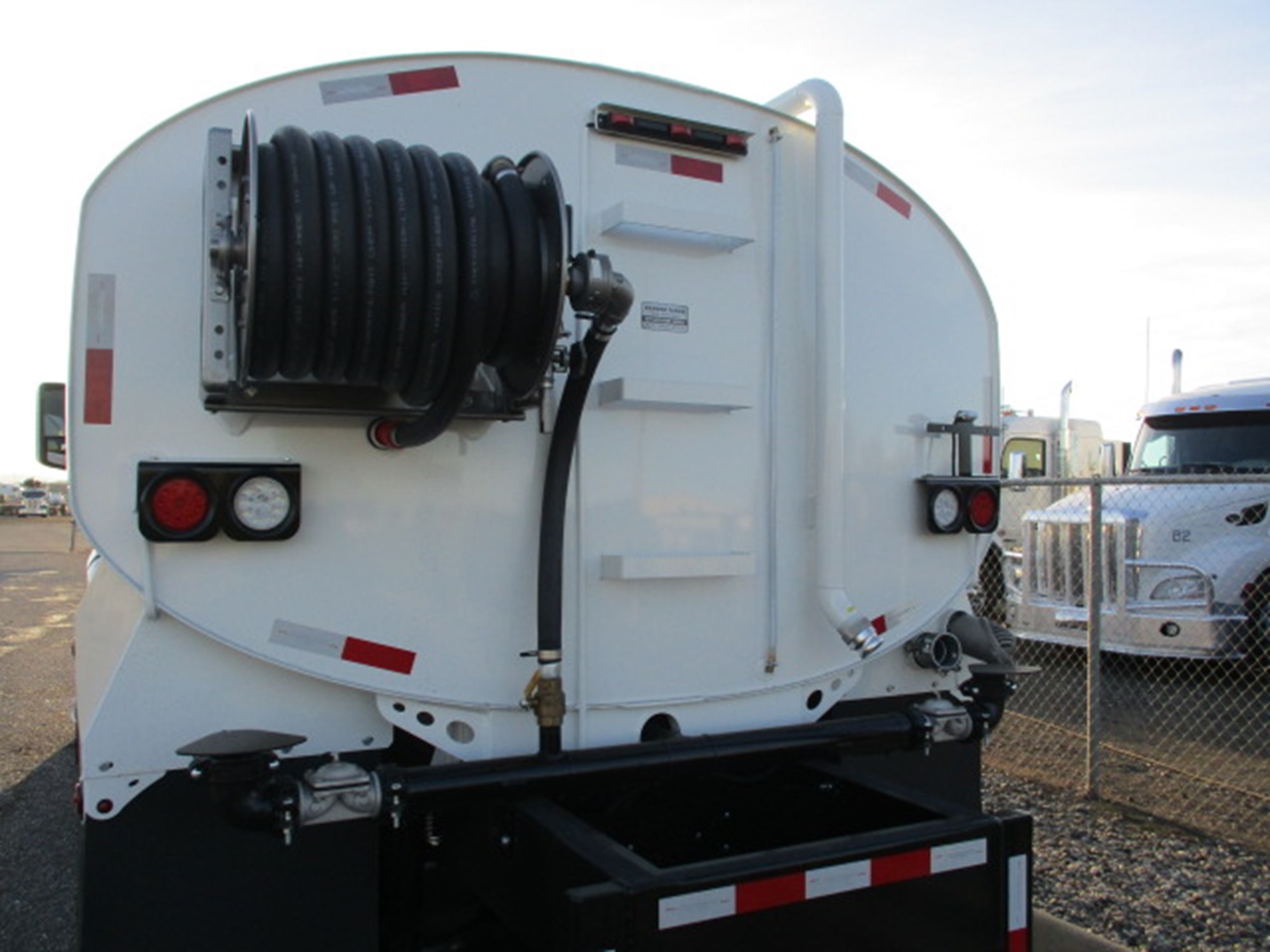 2016 Peterbilt 579 - image 4 of 6