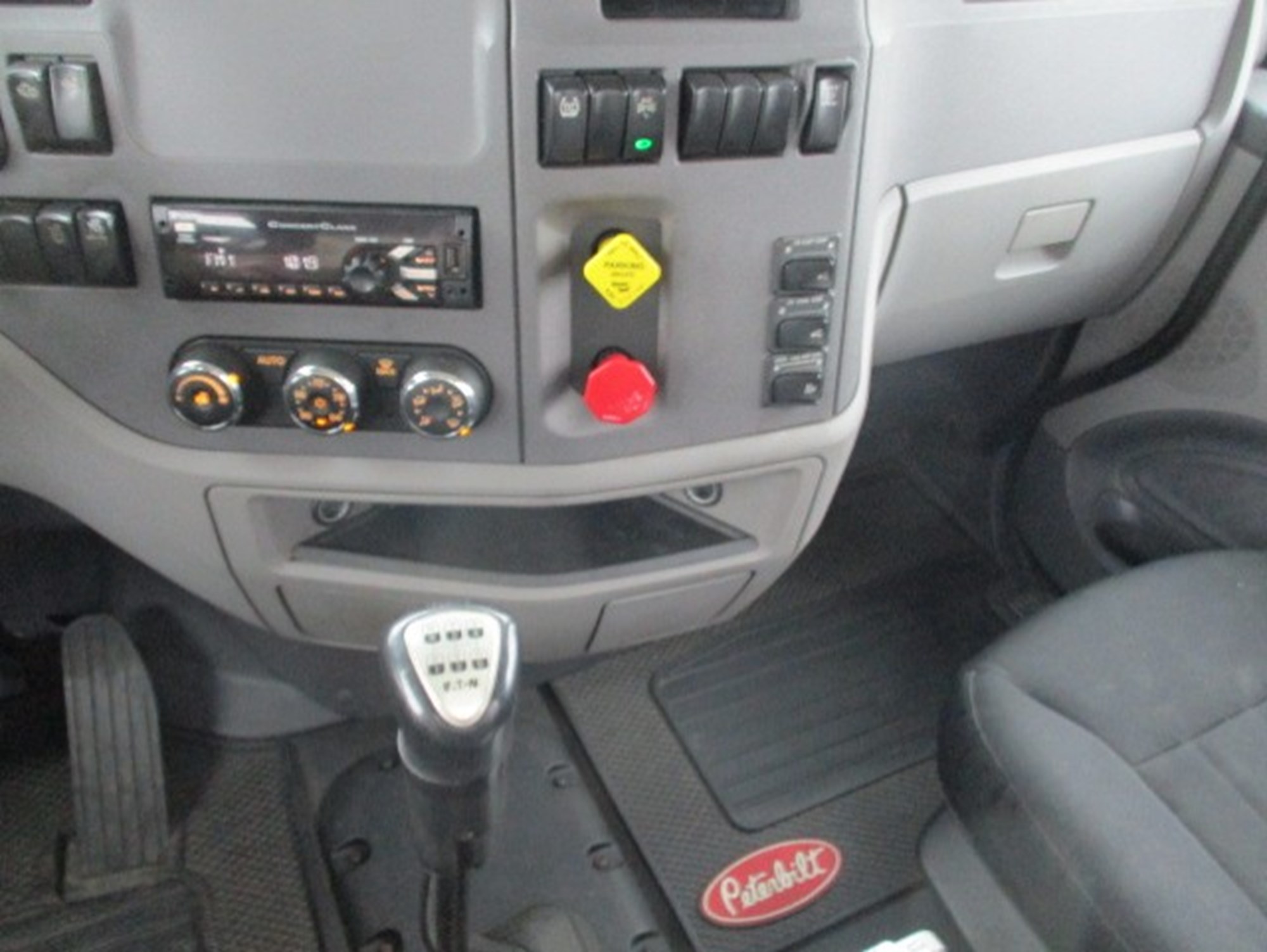 2016 Peterbilt 579 - image 3 of 6