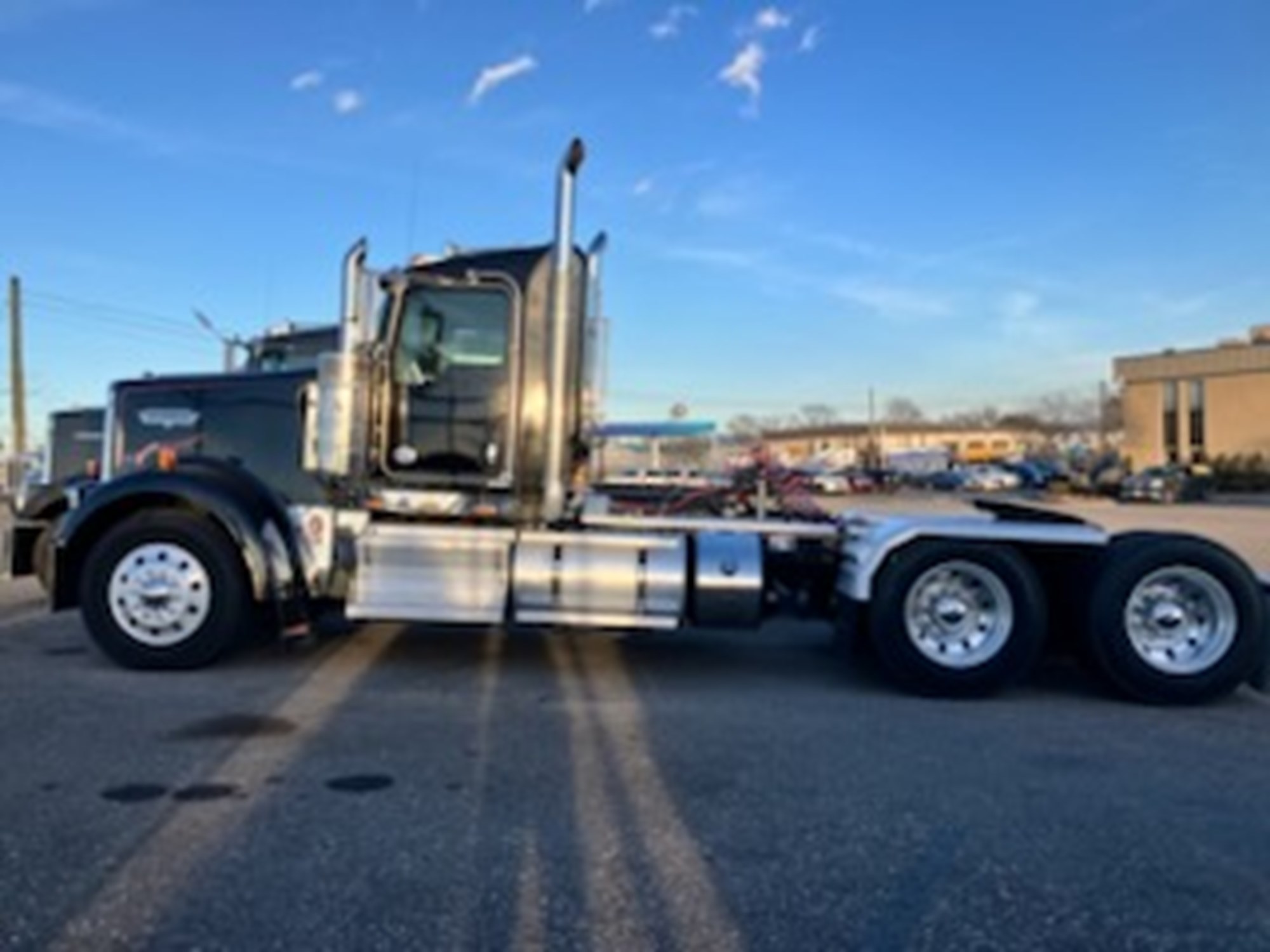 2018 Kenworth W900L - image 4 of 6