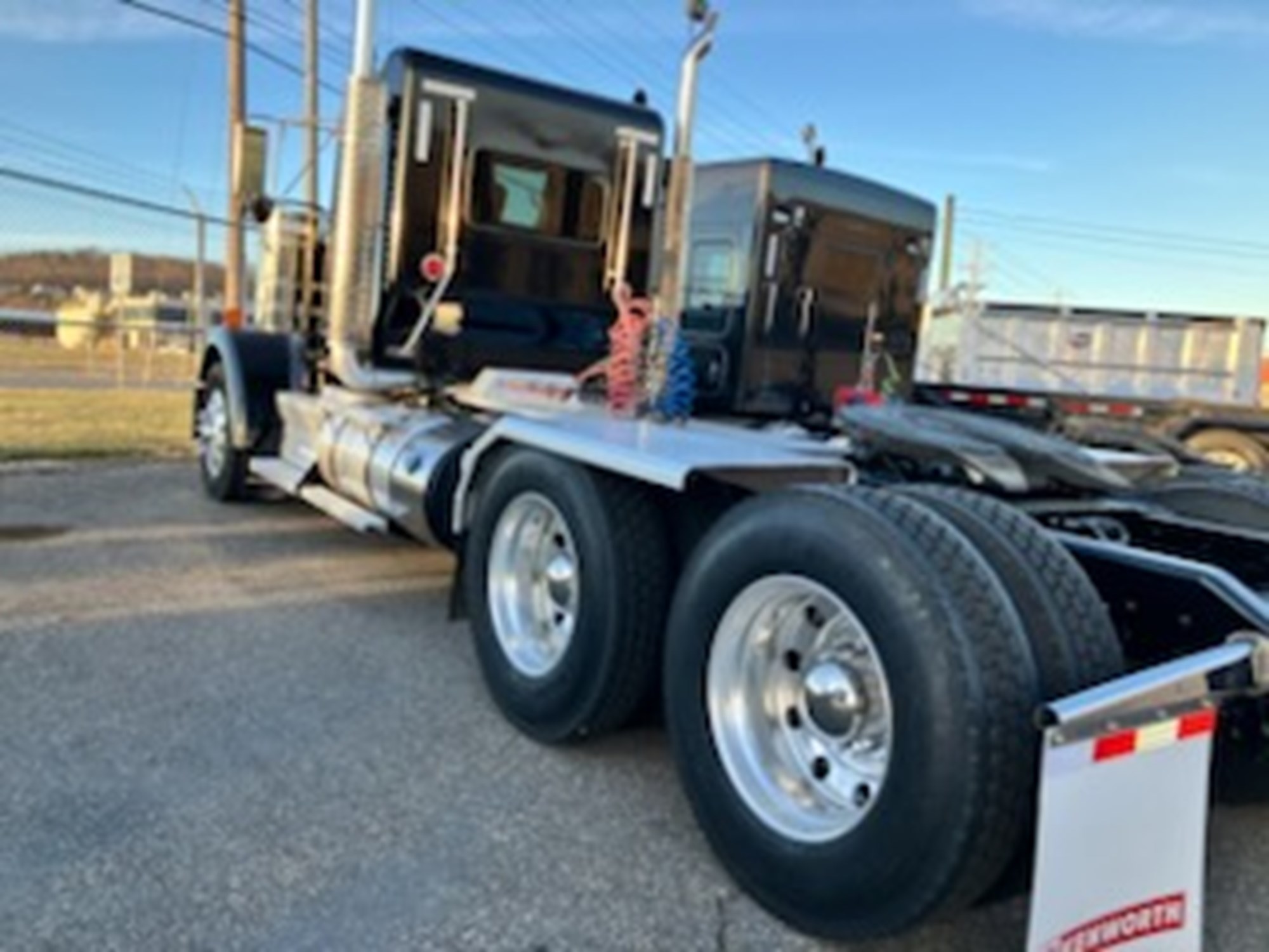 2018 Kenworth W900L - image 5 of 6