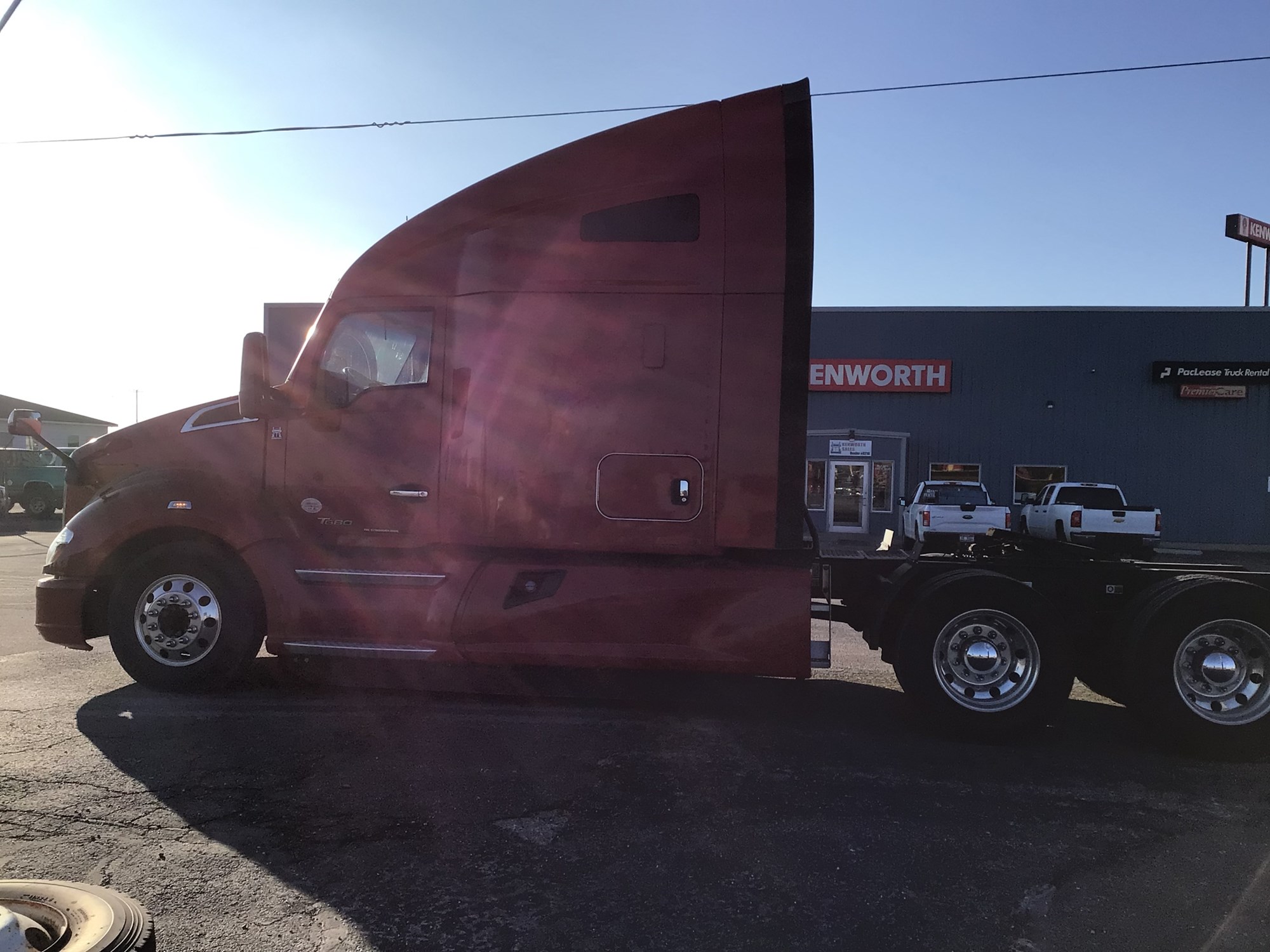 2020 Kenworth T680 - image 4 of 6