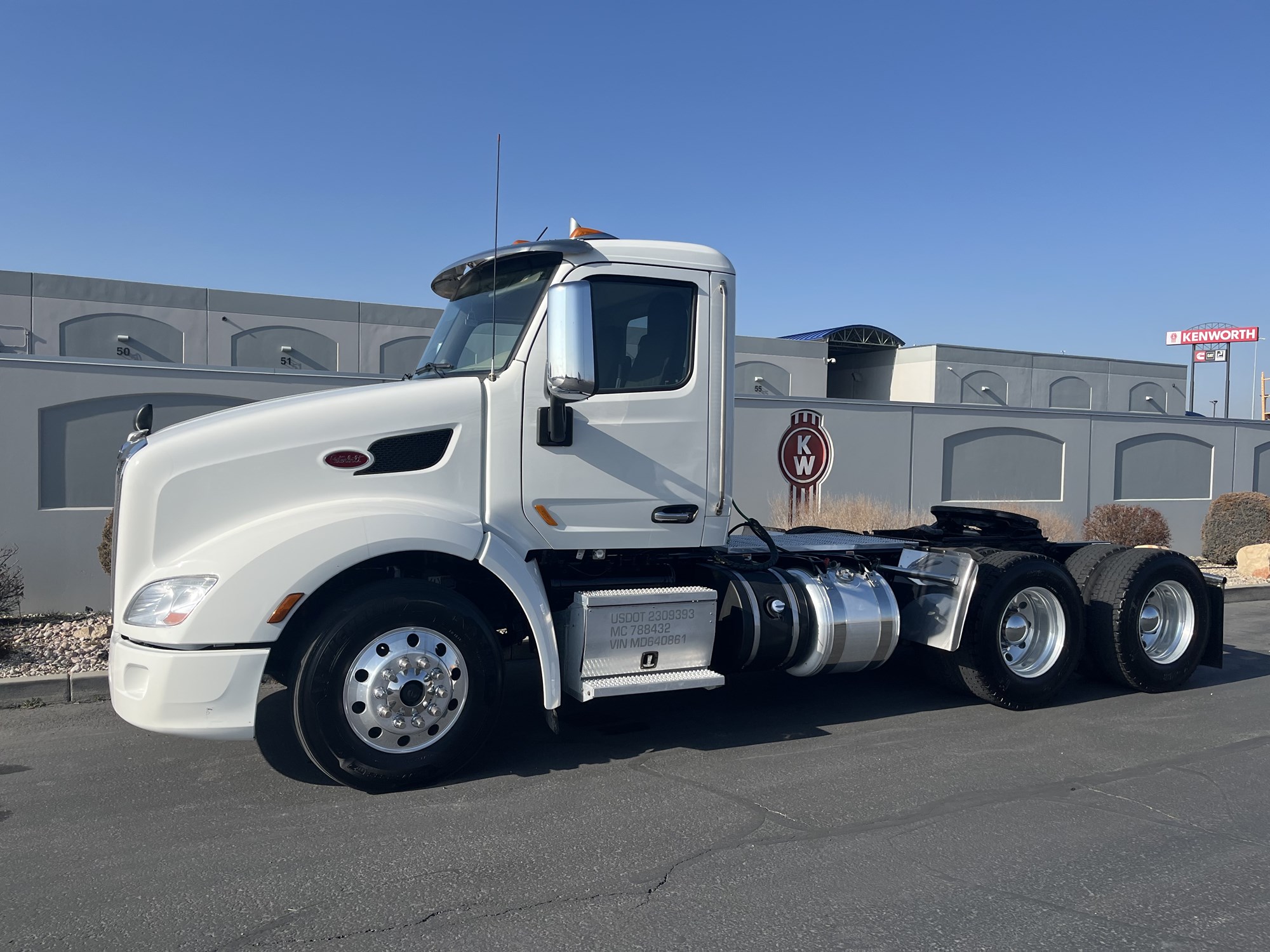 2020 Peterbilt 579 - image 1 of 6