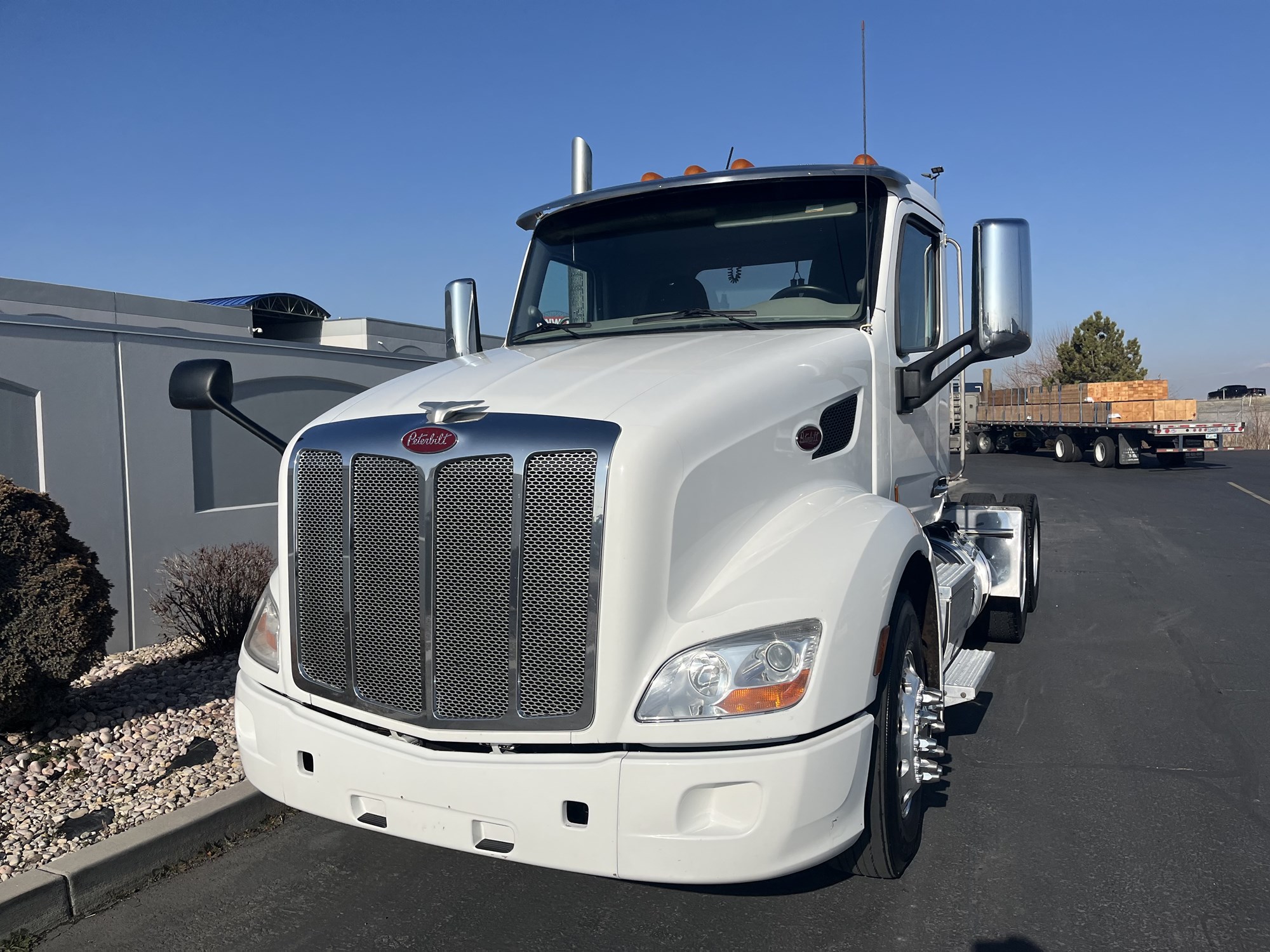 2020 Peterbilt 579 - image 2 of 6