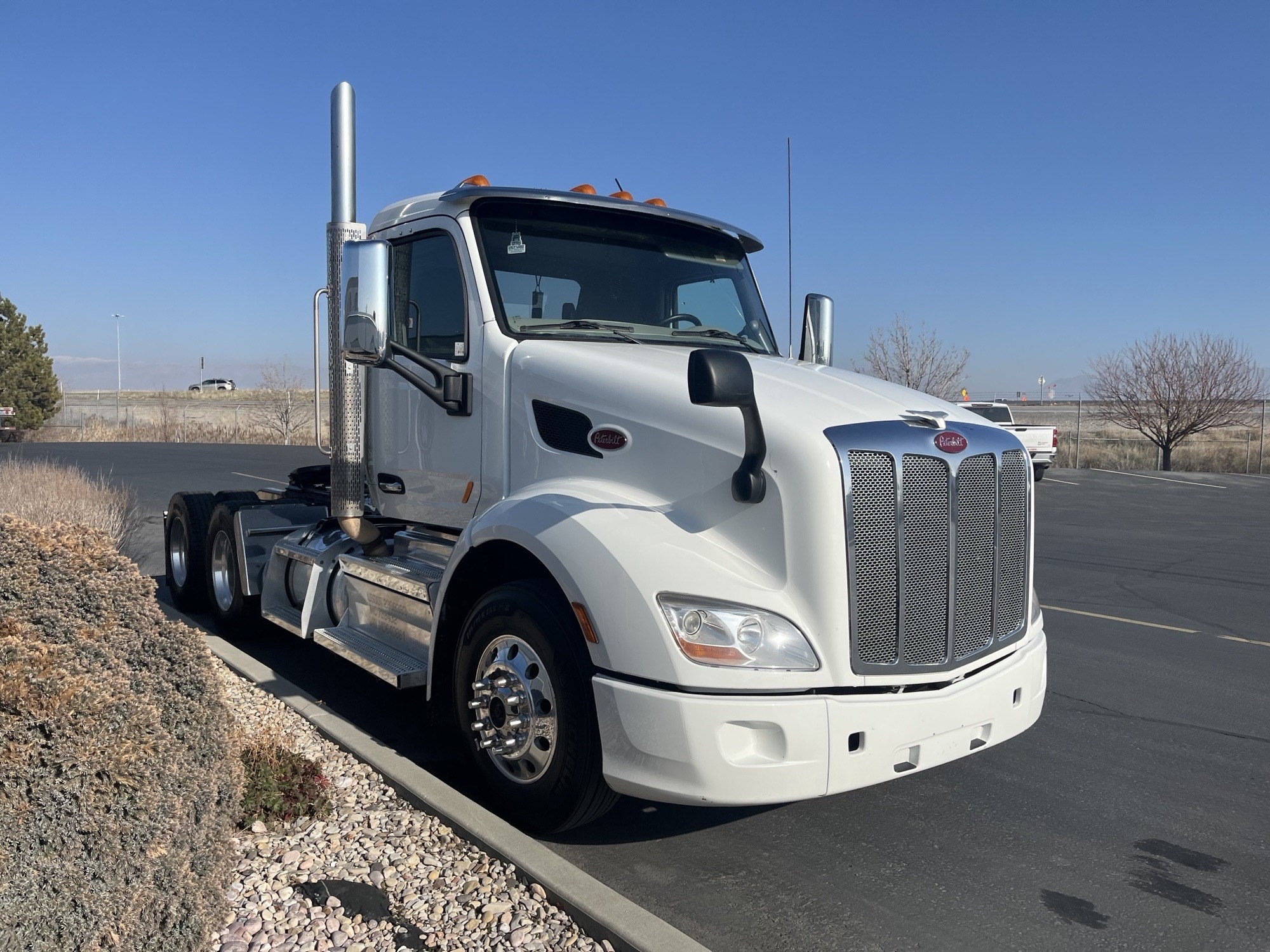 2020 Peterbilt 579 - image 3 of 6