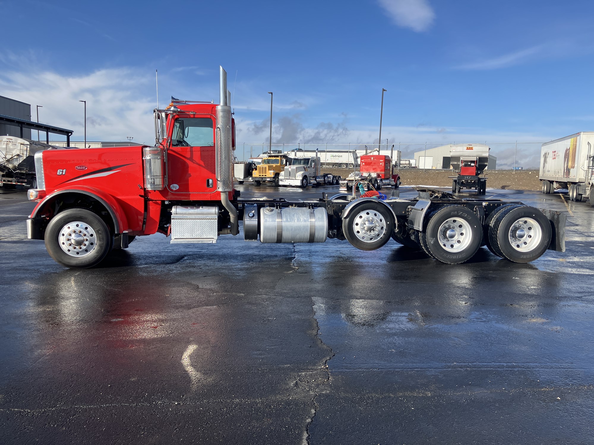 2021 Peterbilt 389 - image 2 of 6
