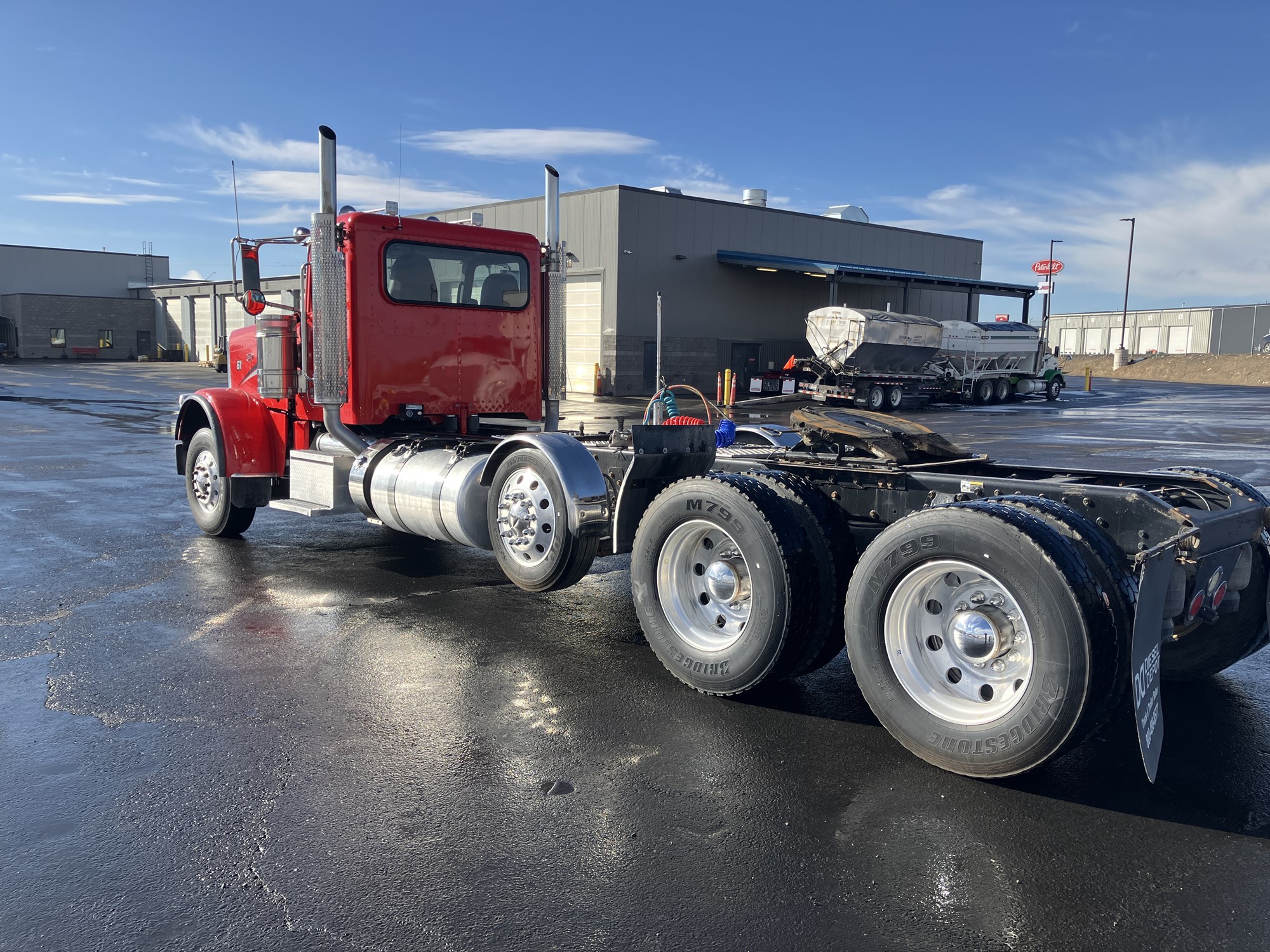 2021 Peterbilt 389 - image 3 of 6