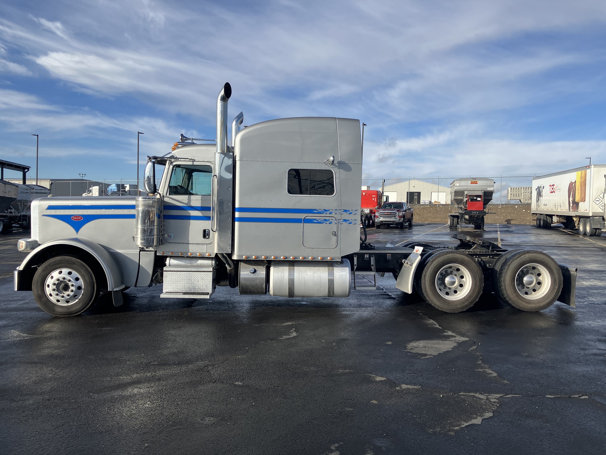 2021 Peterbilt 389 - image 2 of 6
