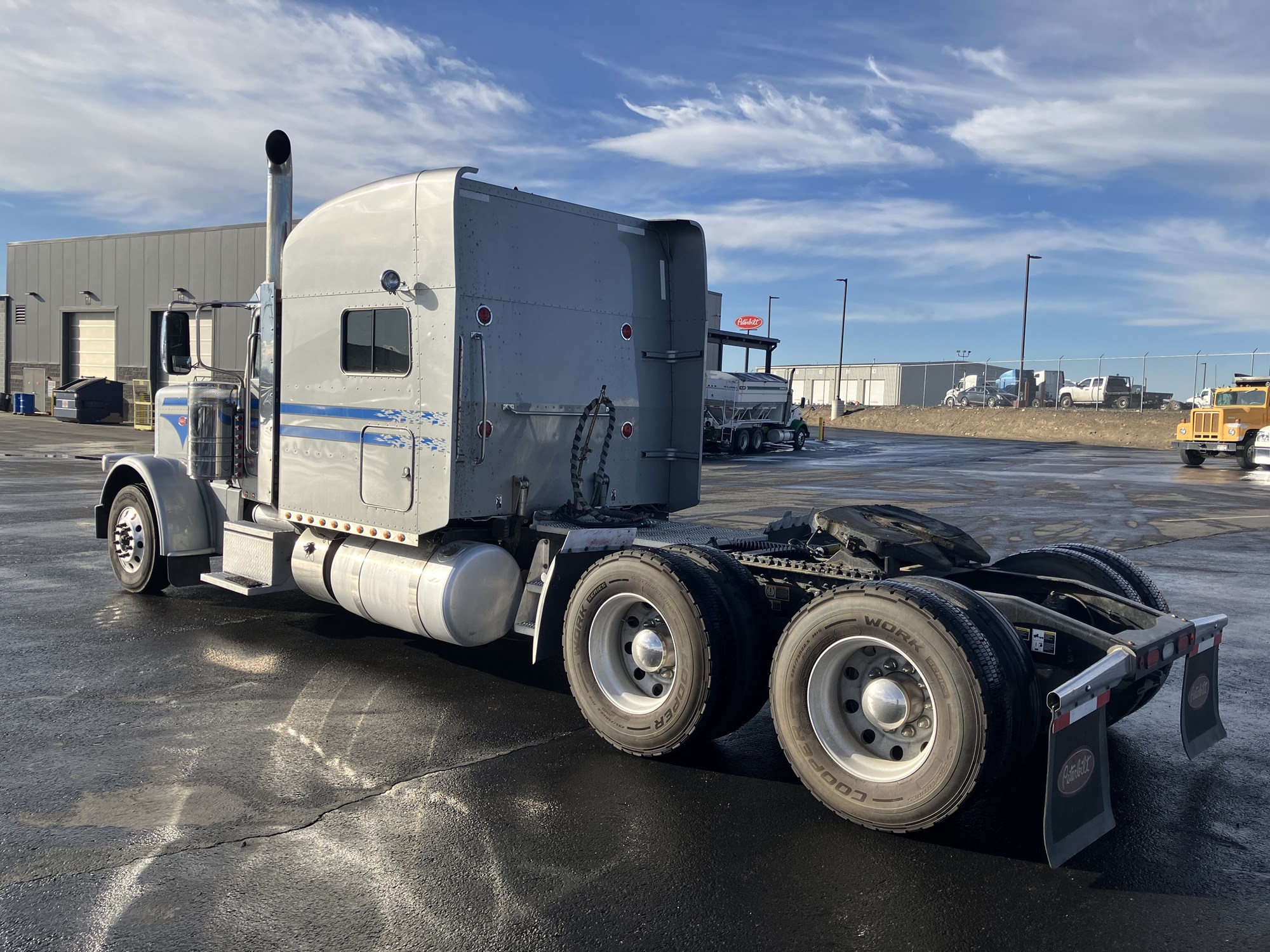 2021 Peterbilt 389 - image 3 of 6
