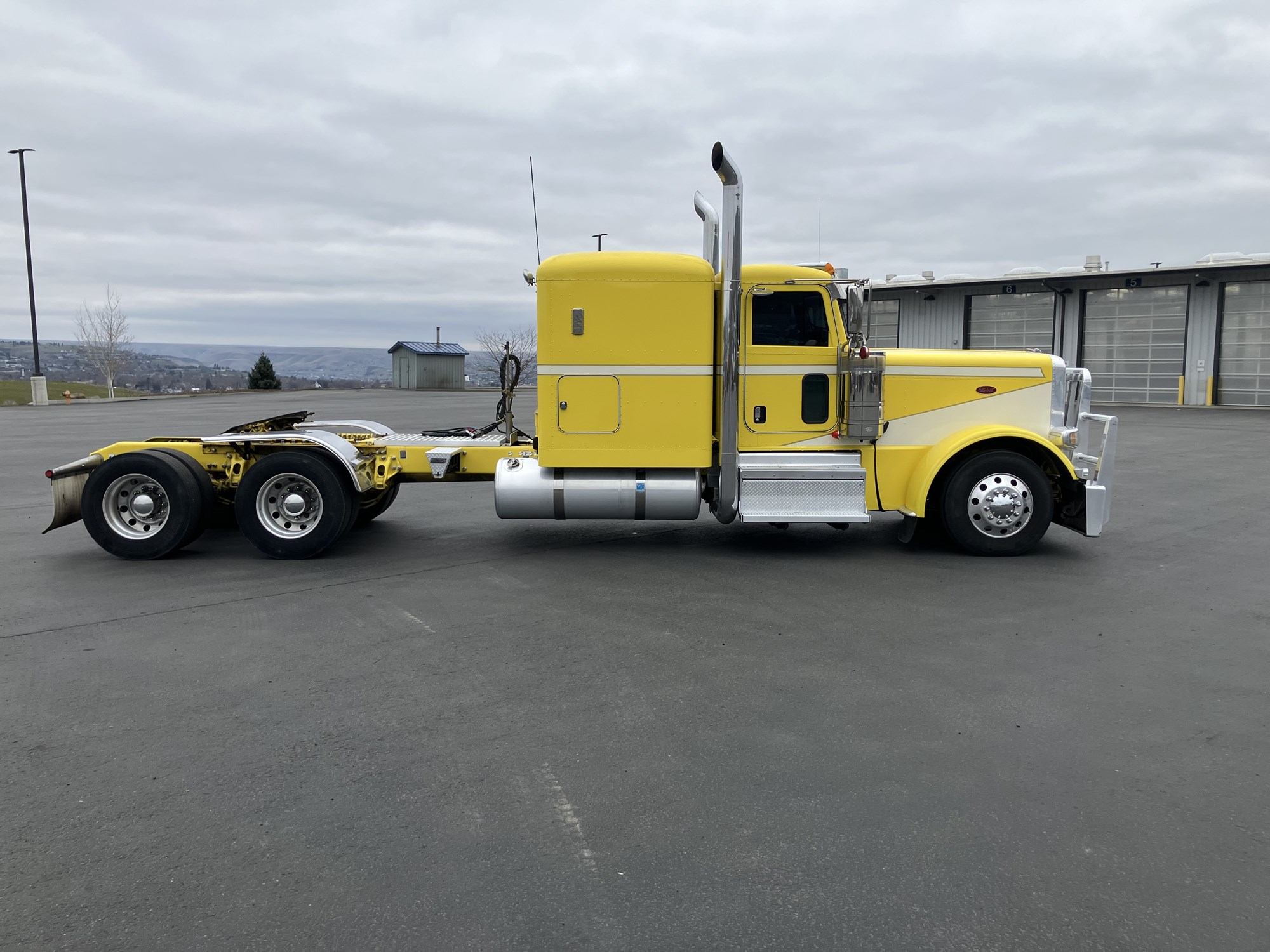 2022 Peterbilt 389 2022 Peterbilt 389 - image 3 of 6