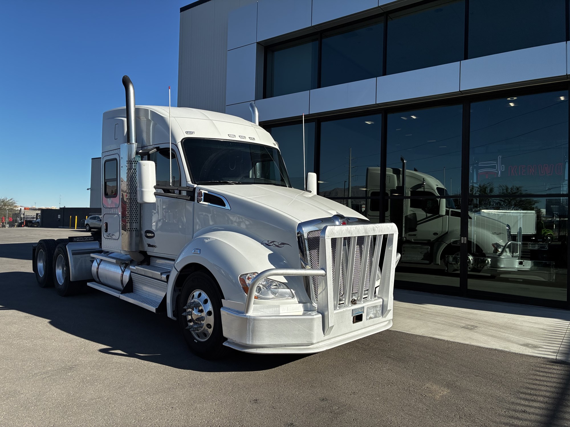 2022 Kenworth T680 - image 1 of 6