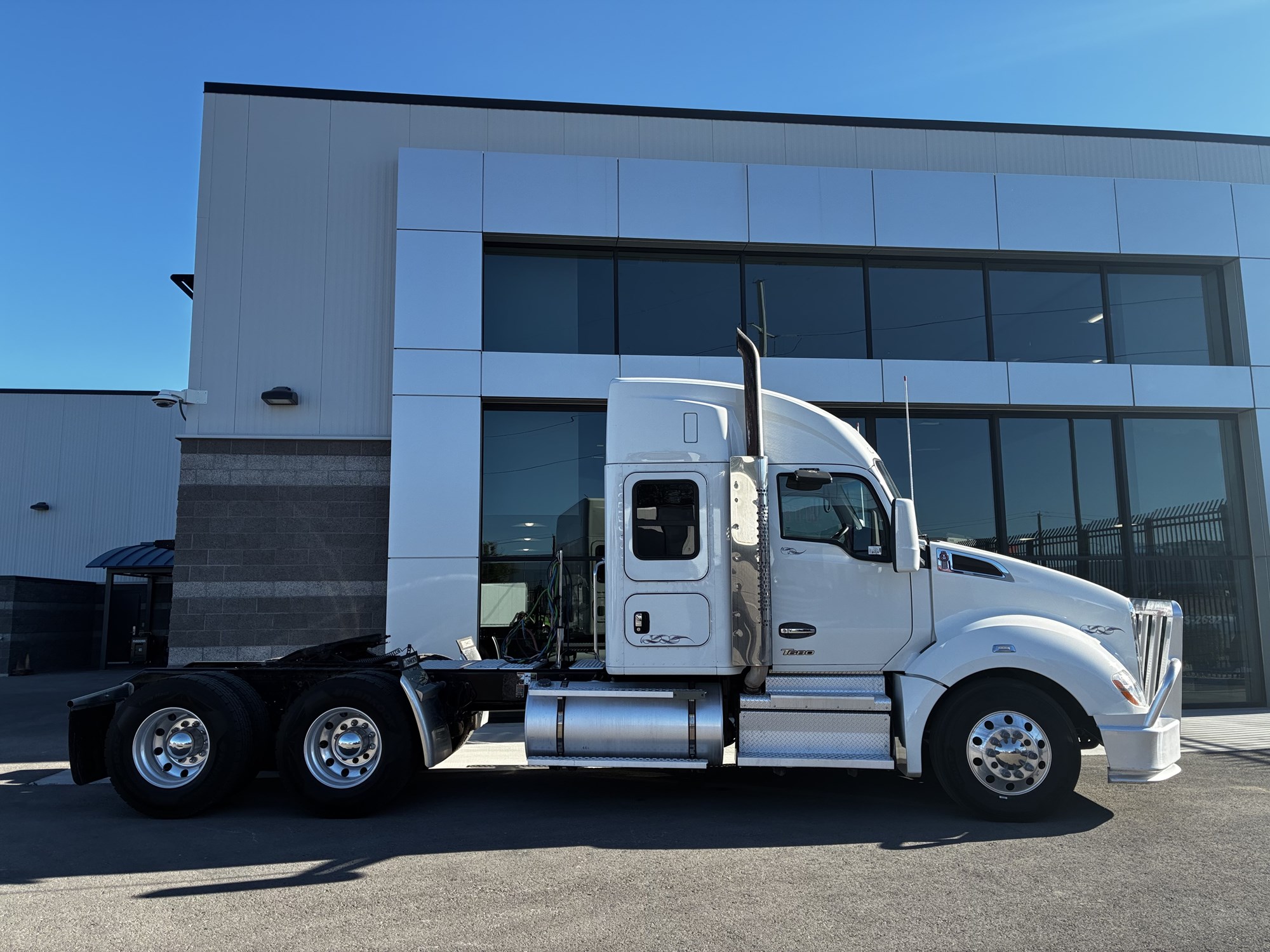 2022 Kenworth T680 - image 2 of 6