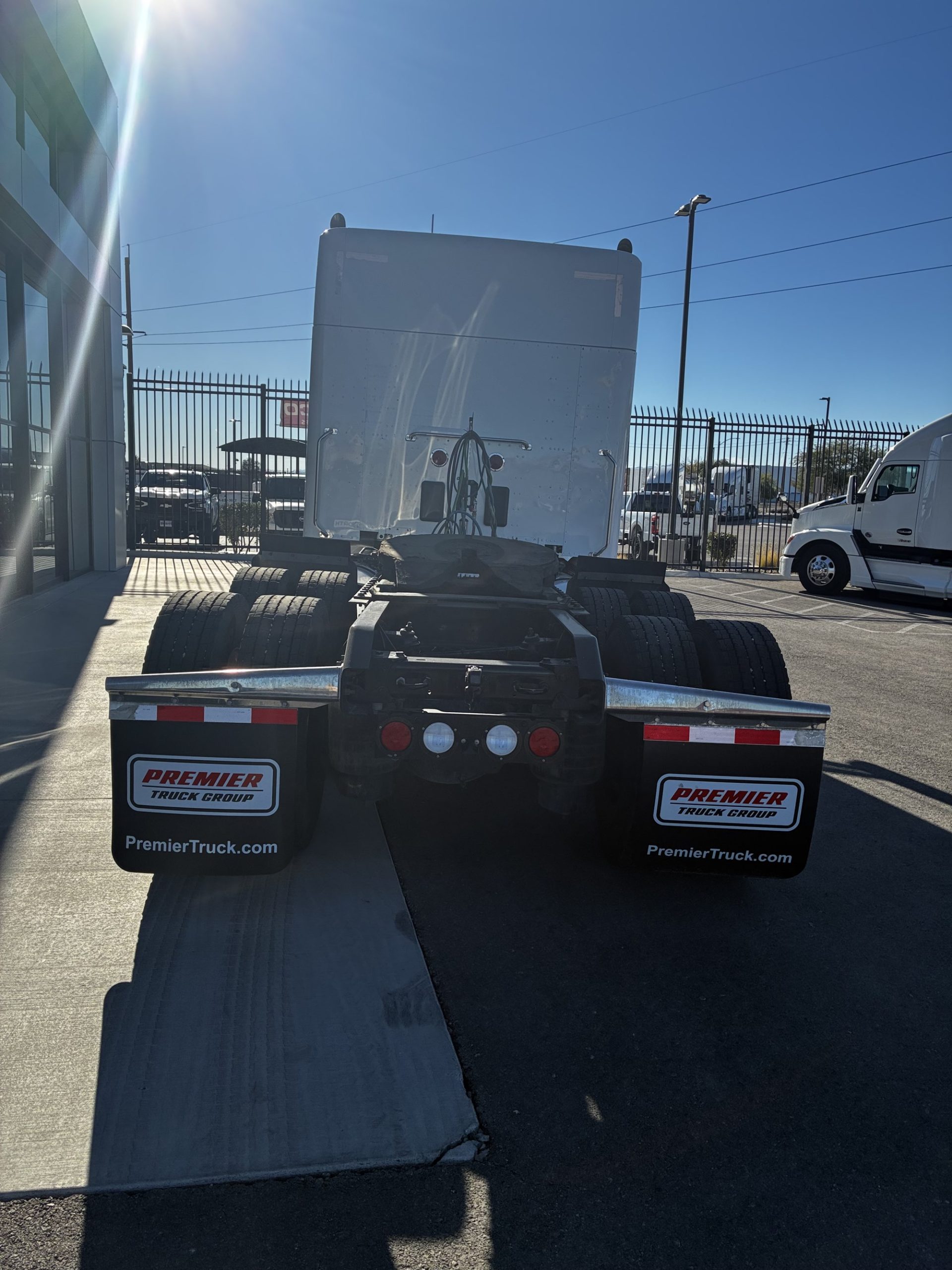 2022 Kenworth T680 - image 4 of 6