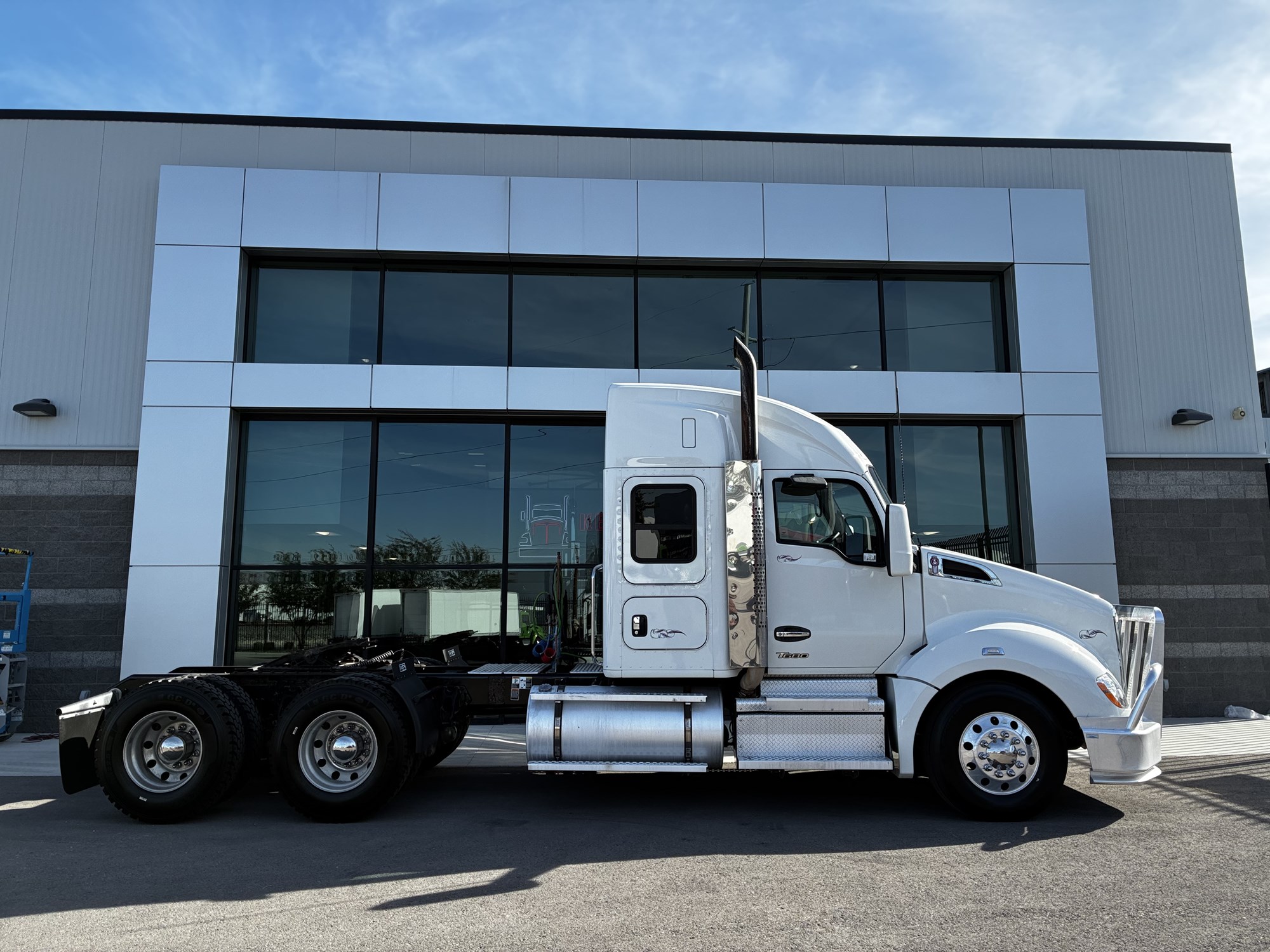 2022 Kenworth T680 - image 2 of 6