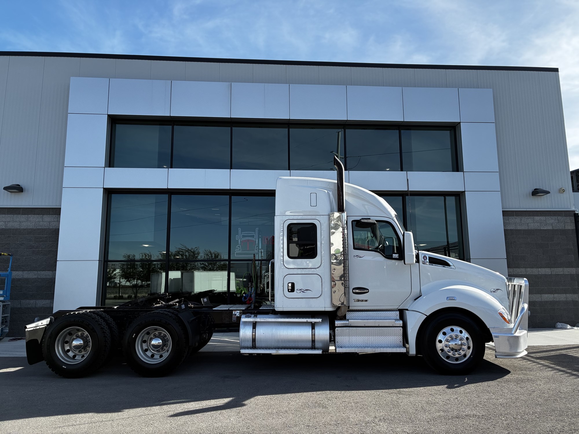 2022 Kenworth T680 - image 3 of 6