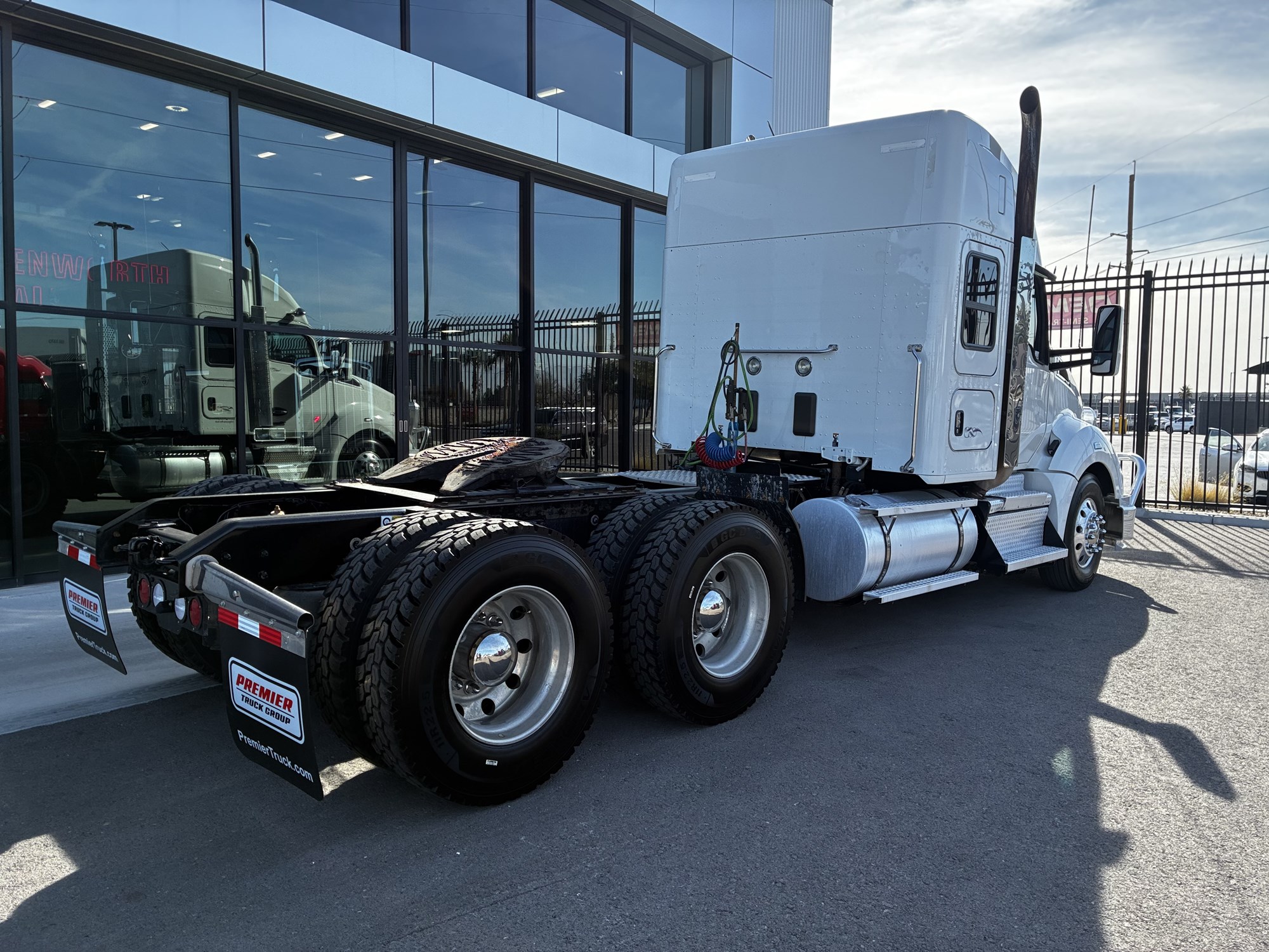 2022 Kenworth T680 - image 4 of 6