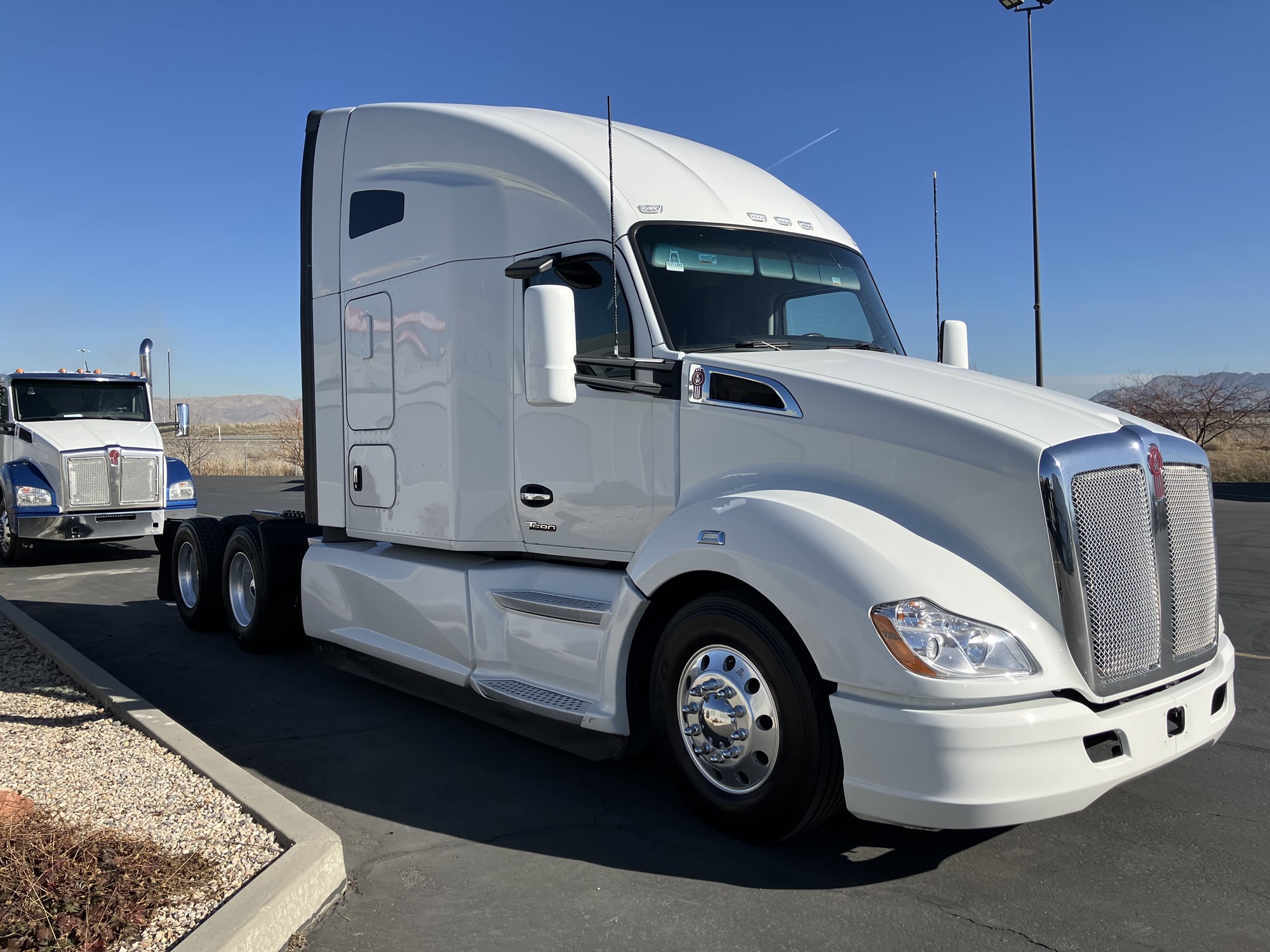 2022 Kenworth T680 - image 4 of 6