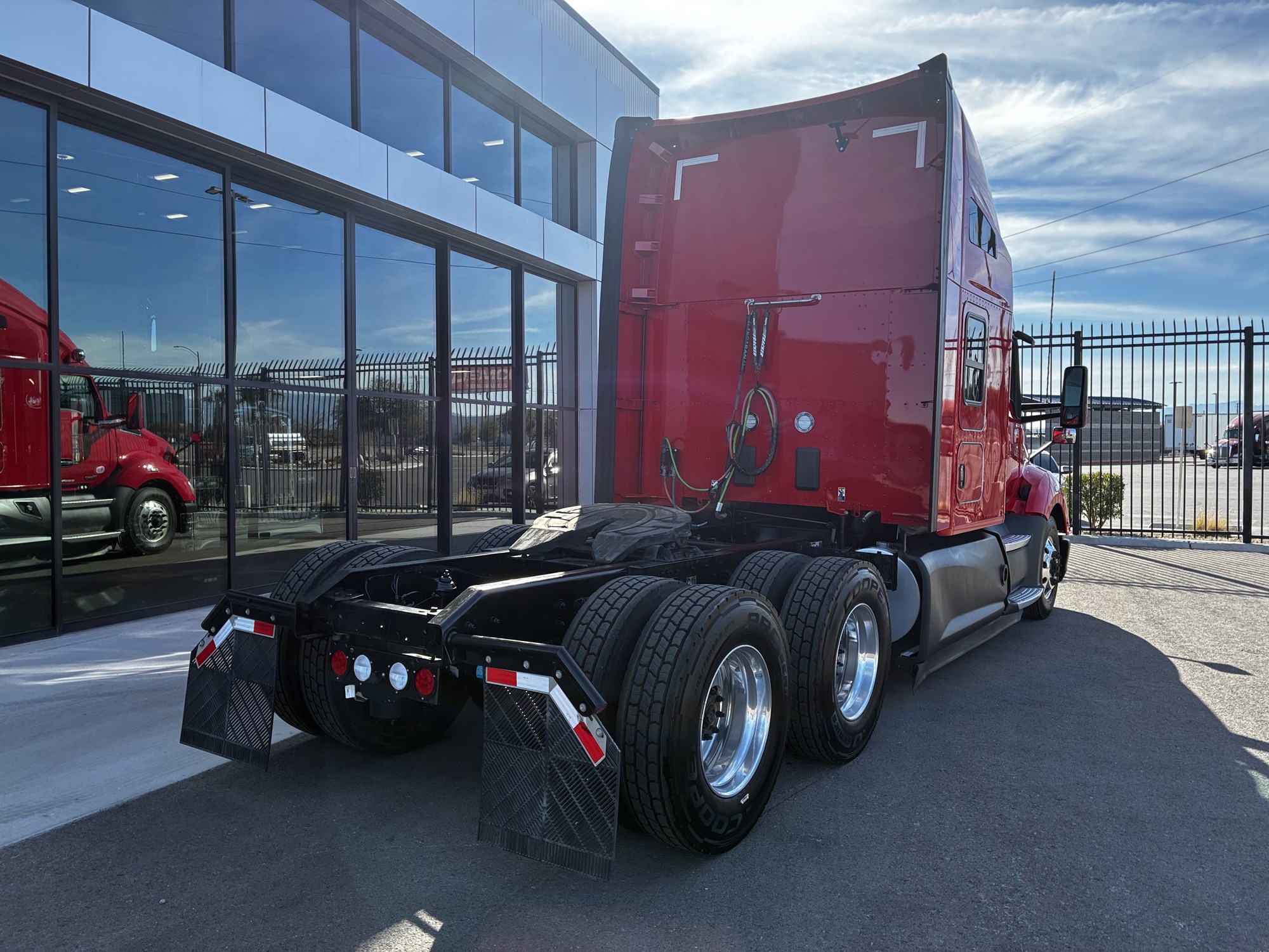 2022 Kenworth T680 - image 5 of 6
