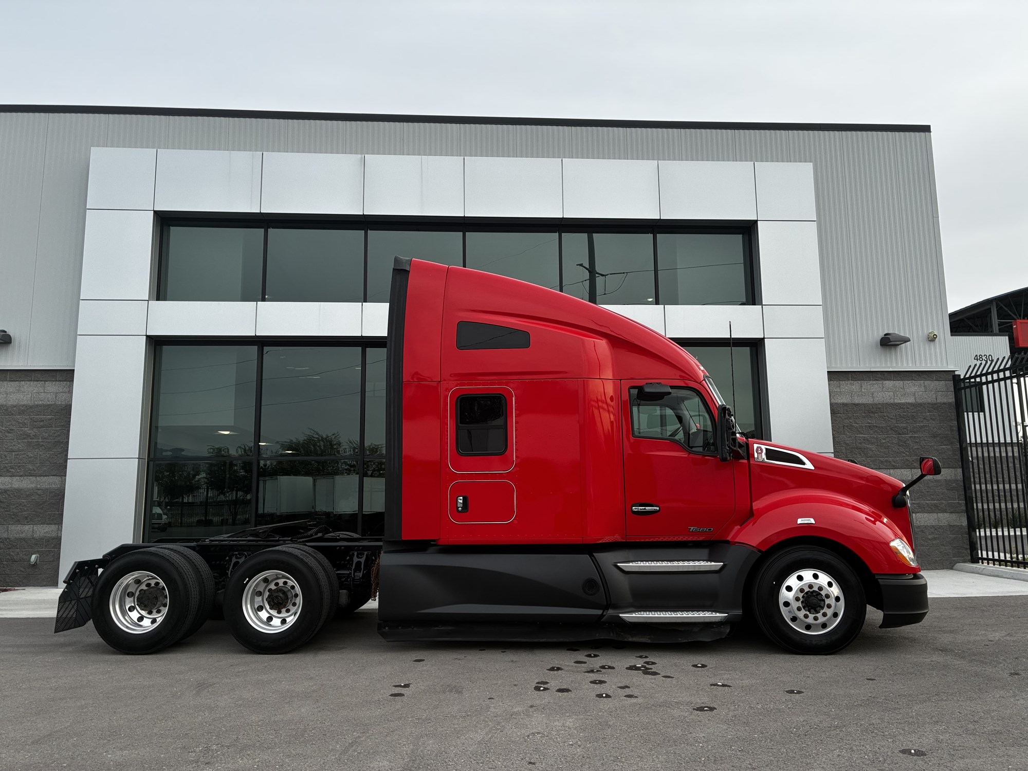 2022 Kenworth T680 - image 2 of 6