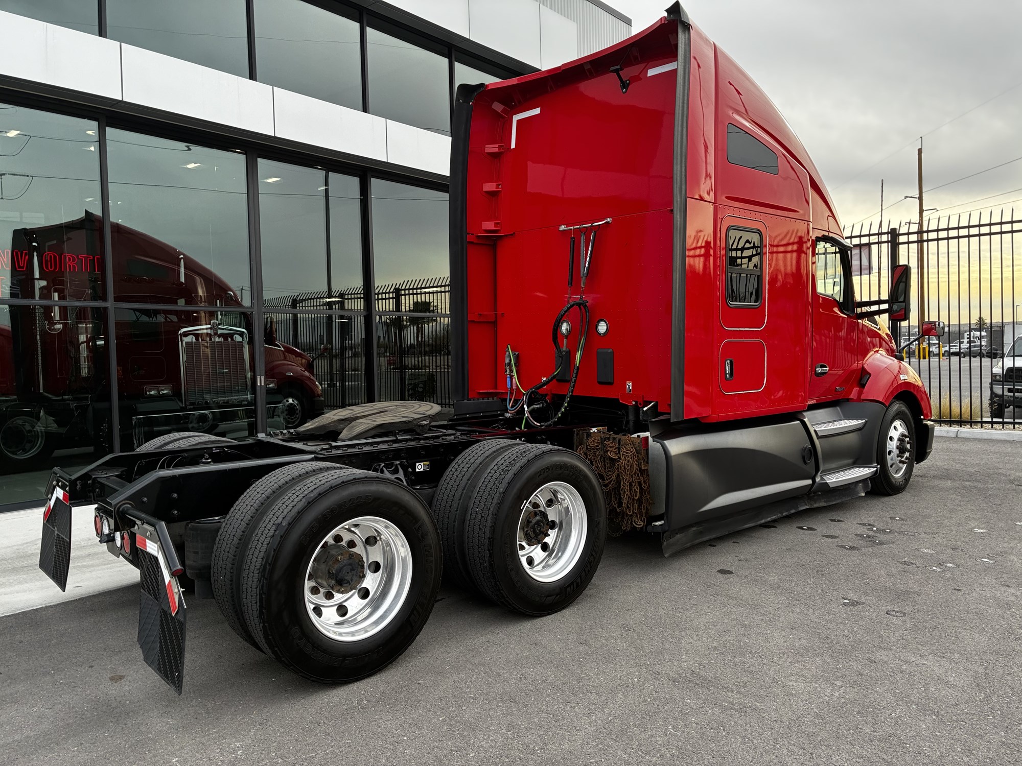 2022 Kenworth T680 - image 5 of 6