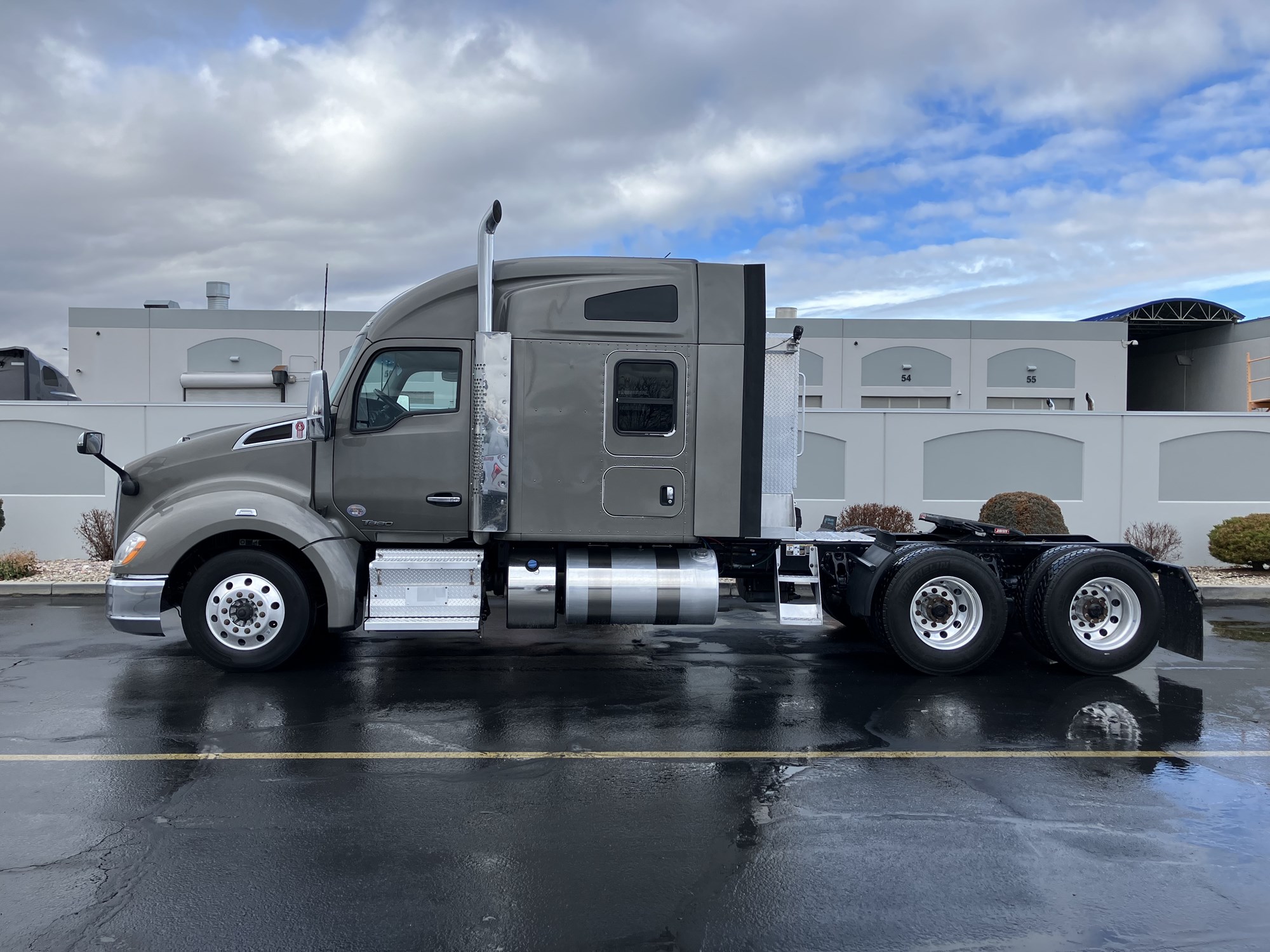 2022 Kenworth T680 - image 1 of 6