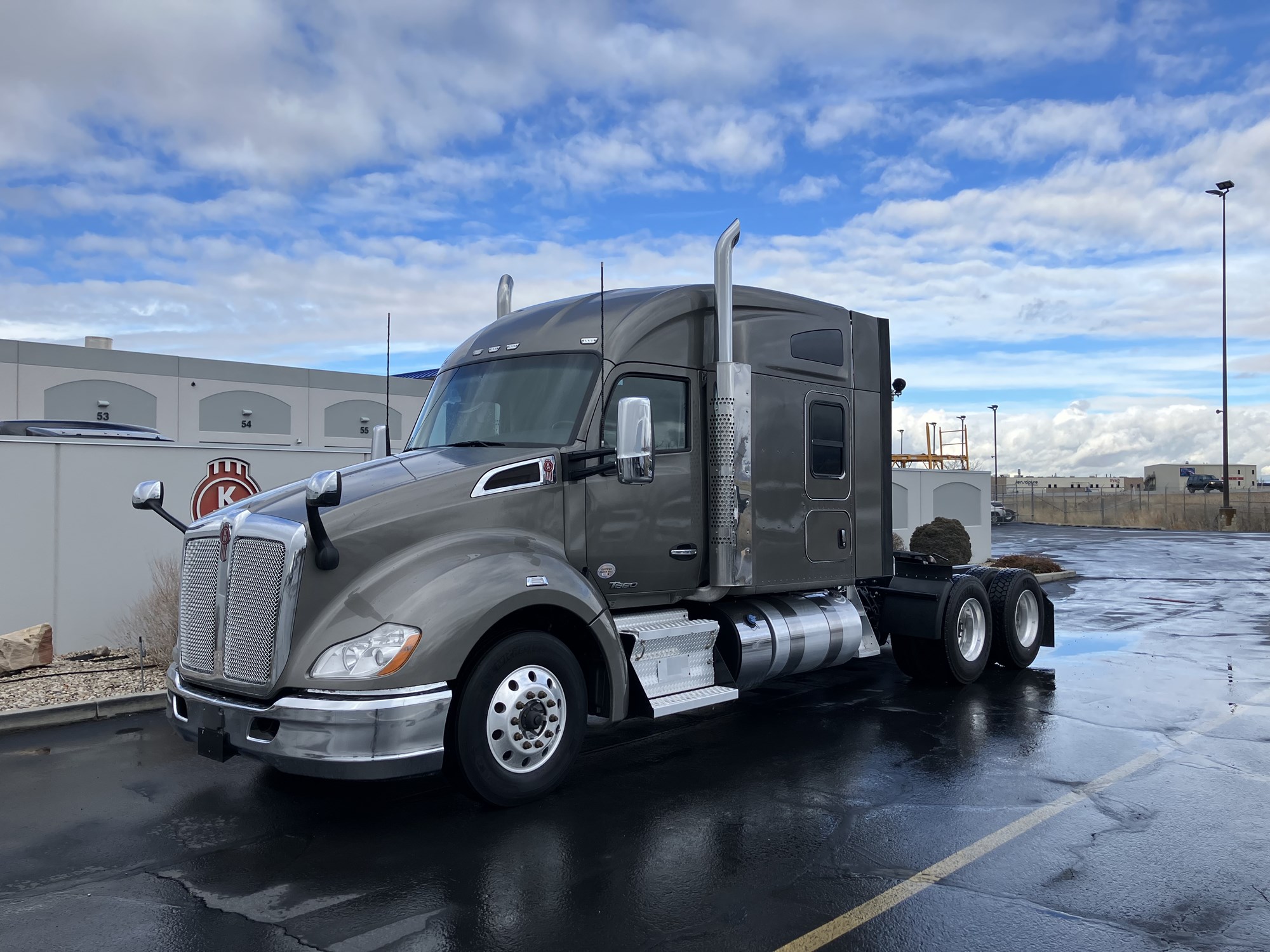 2022 Kenworth T680 - image 2 of 6