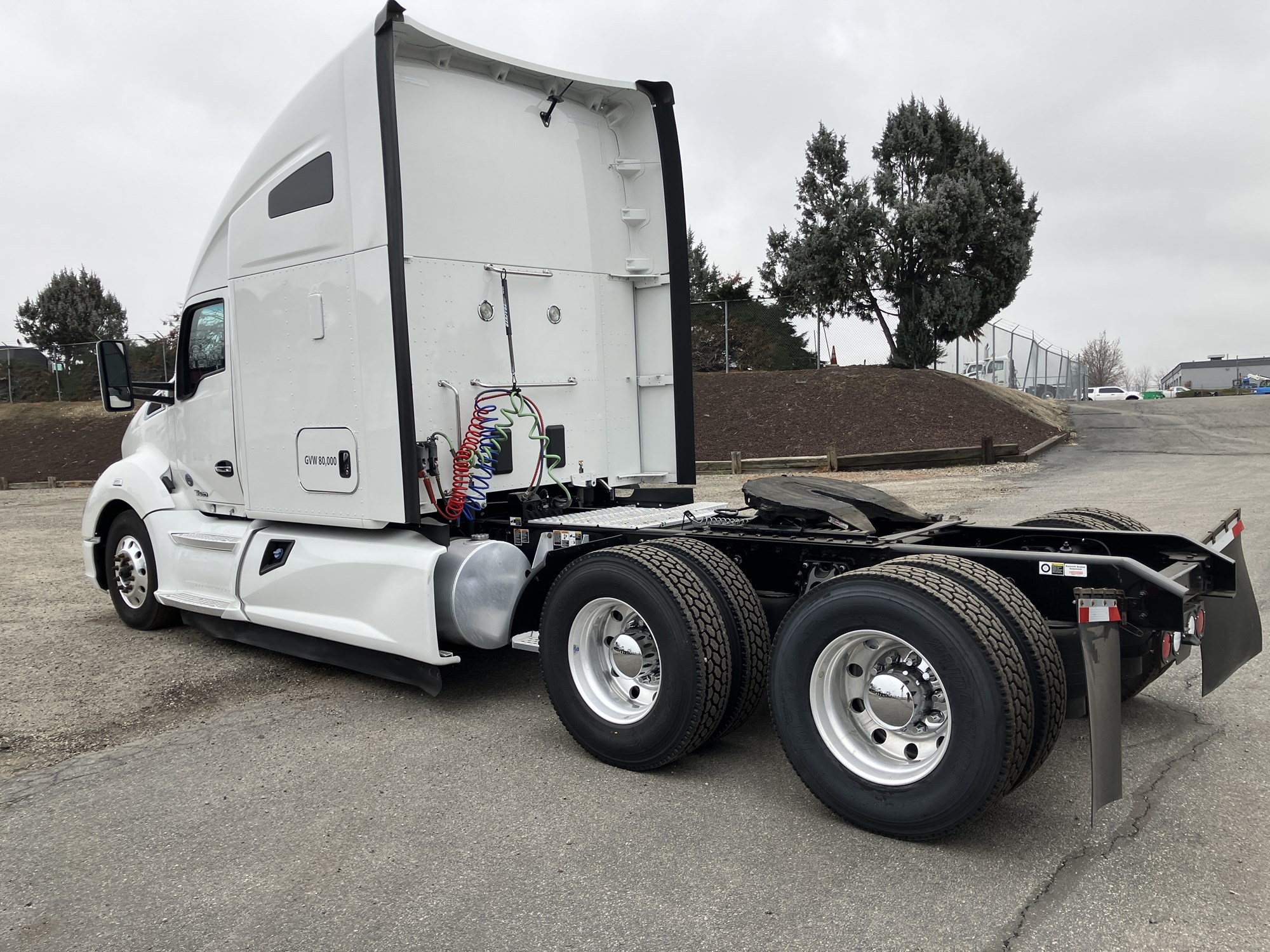2022 Kenworth T680 - image 3 of 6