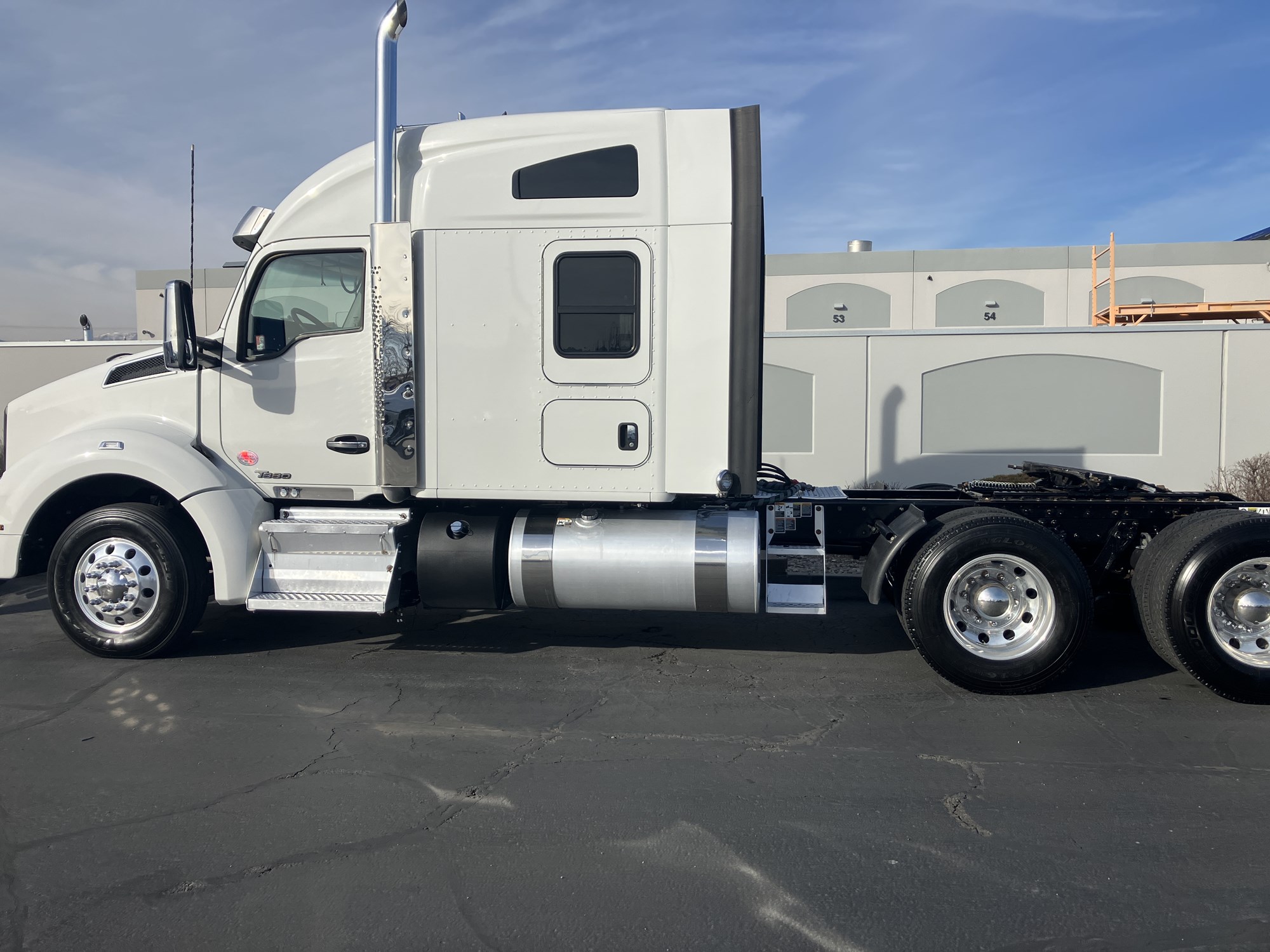 2022 Kenworth T880 - image 2 of 6