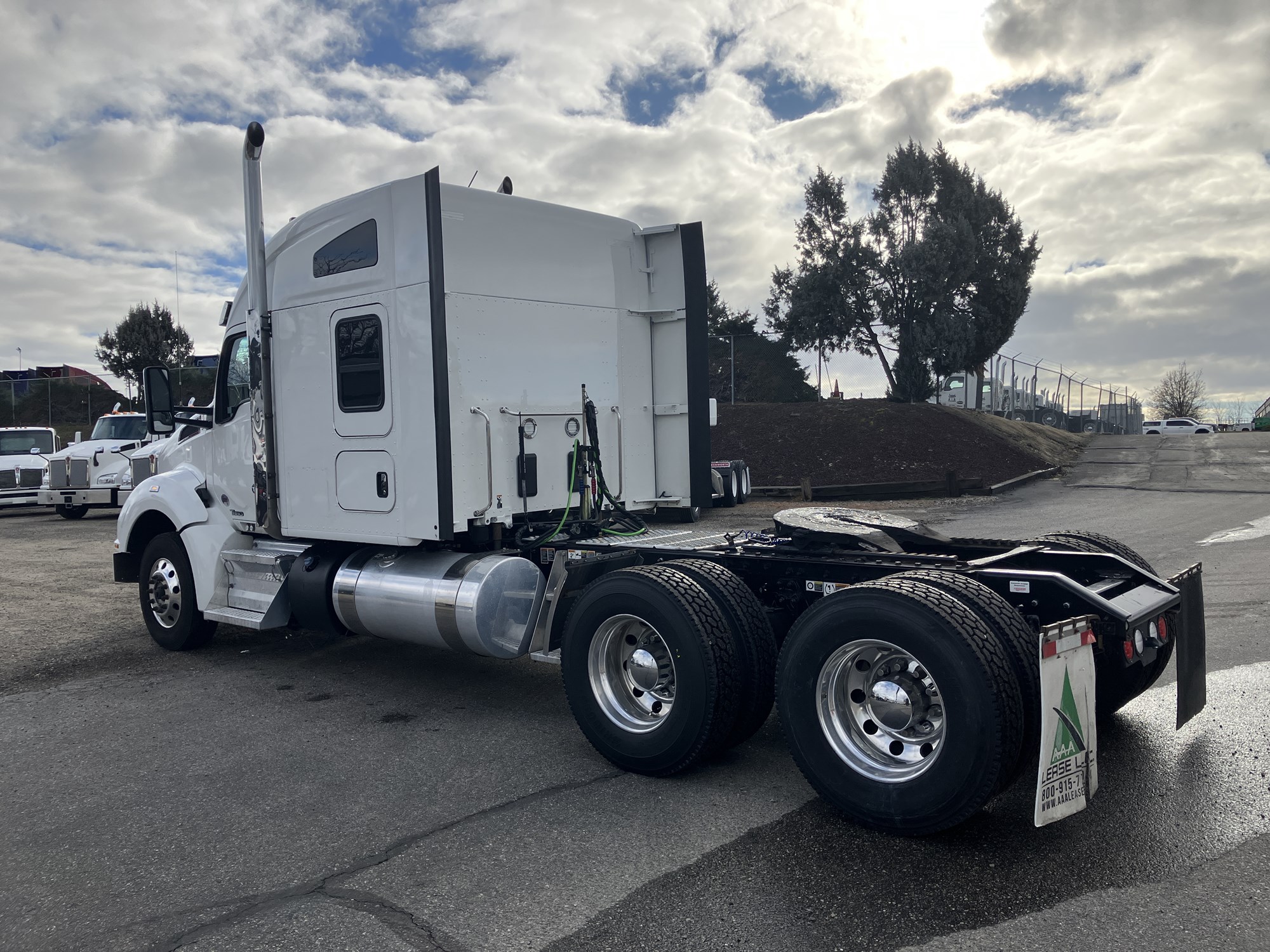 2022 Kenworth T880 - image 3 of 6