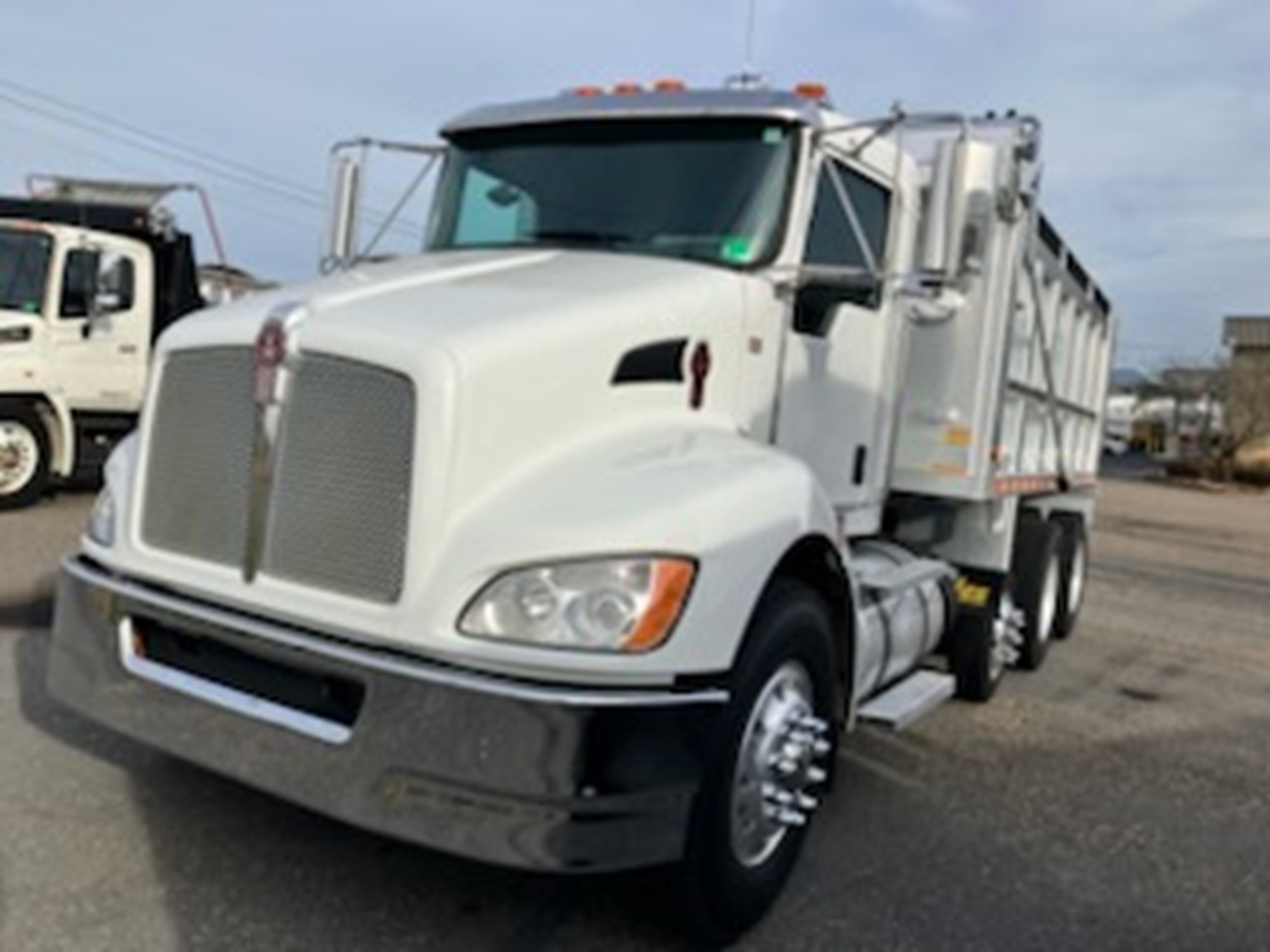 2022 Kenworth T370 - image 1 of 6