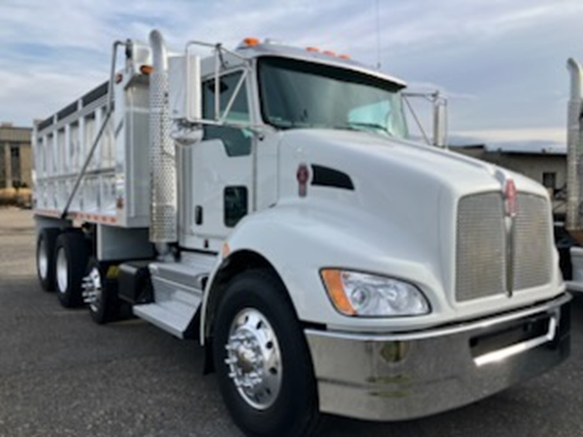 2022 Kenworth T370 - image 3 of 6