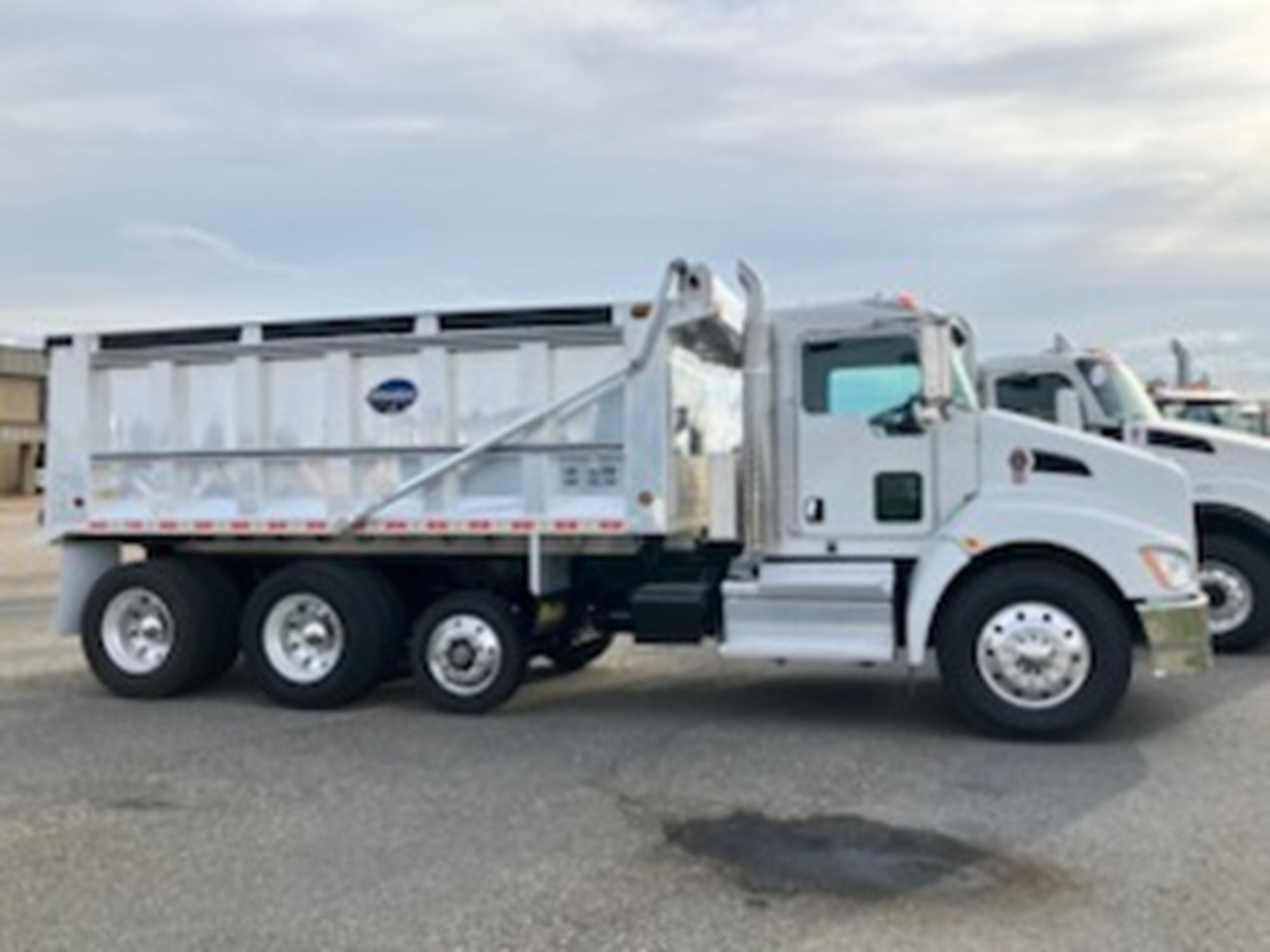 2022 Kenworth T370 - image 4 of 6