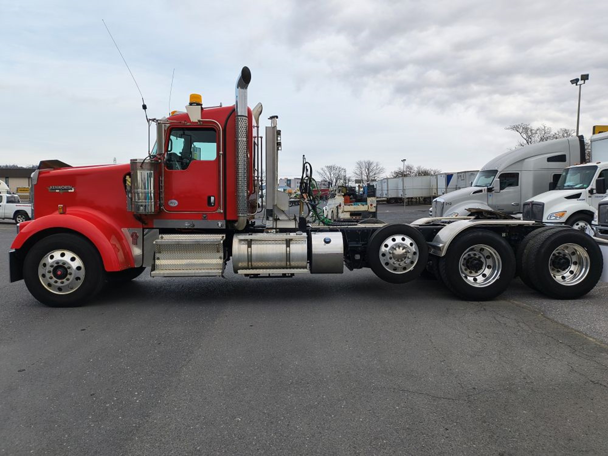 2022 Kenworth W900L - image 2 of 6