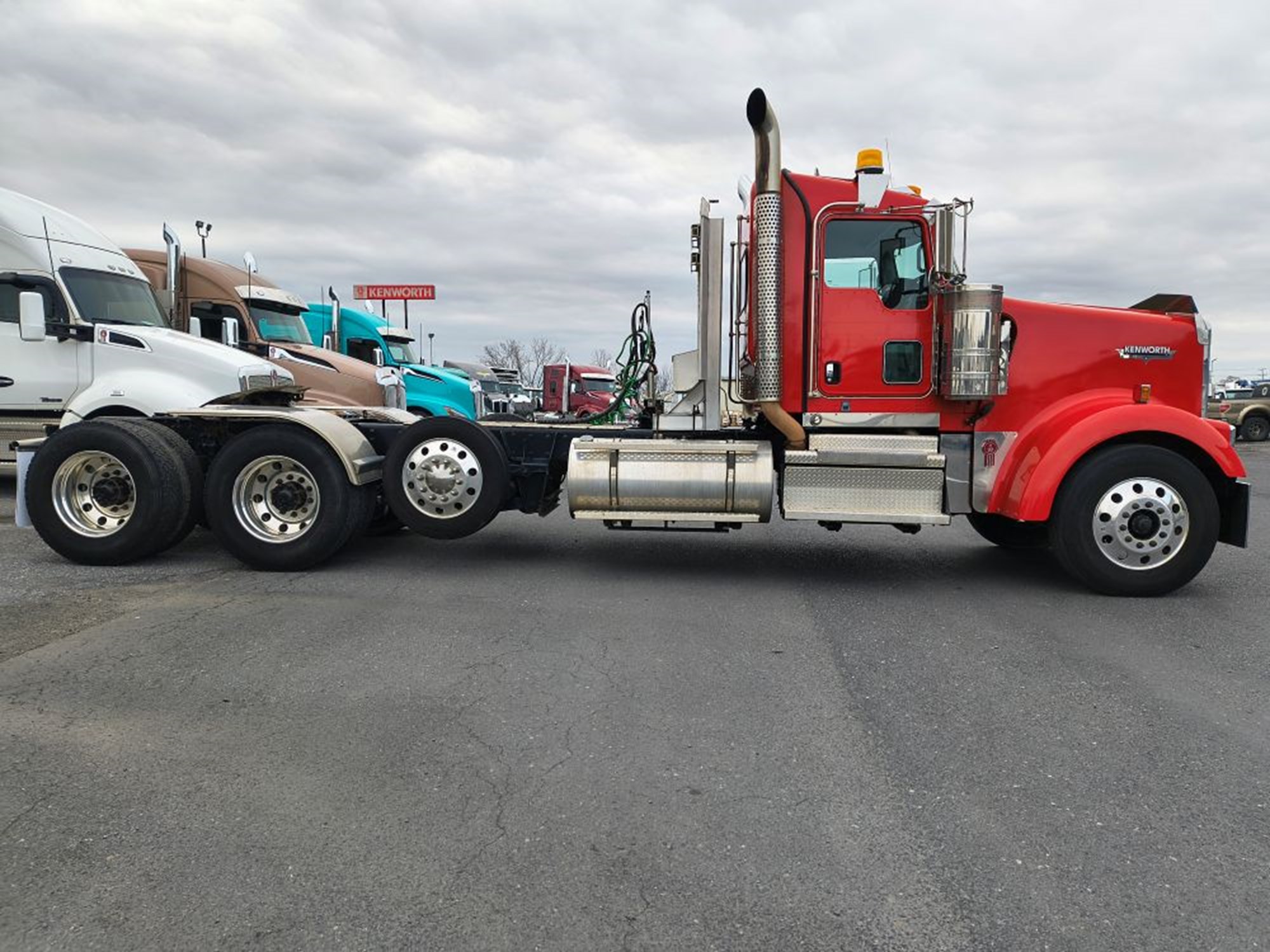 2022 Kenworth W900L - image 4 of 6