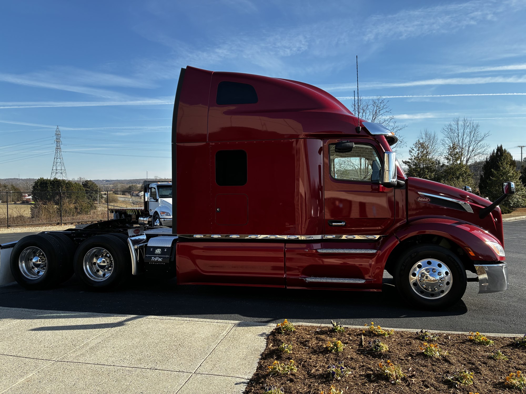 2023 Peterbilt 579 - image 4 of 6