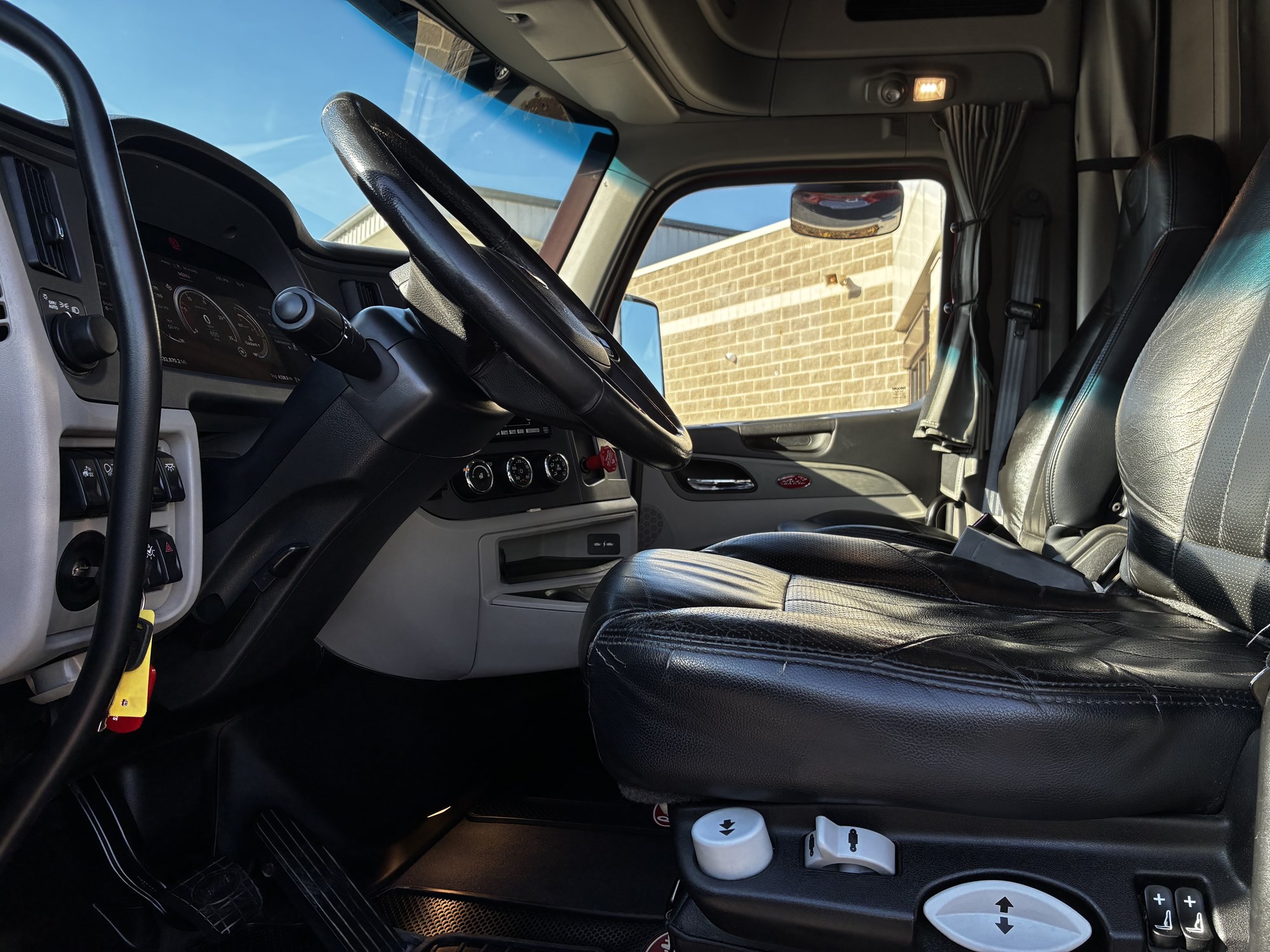 2023 Peterbilt 579 - image 6 of 6