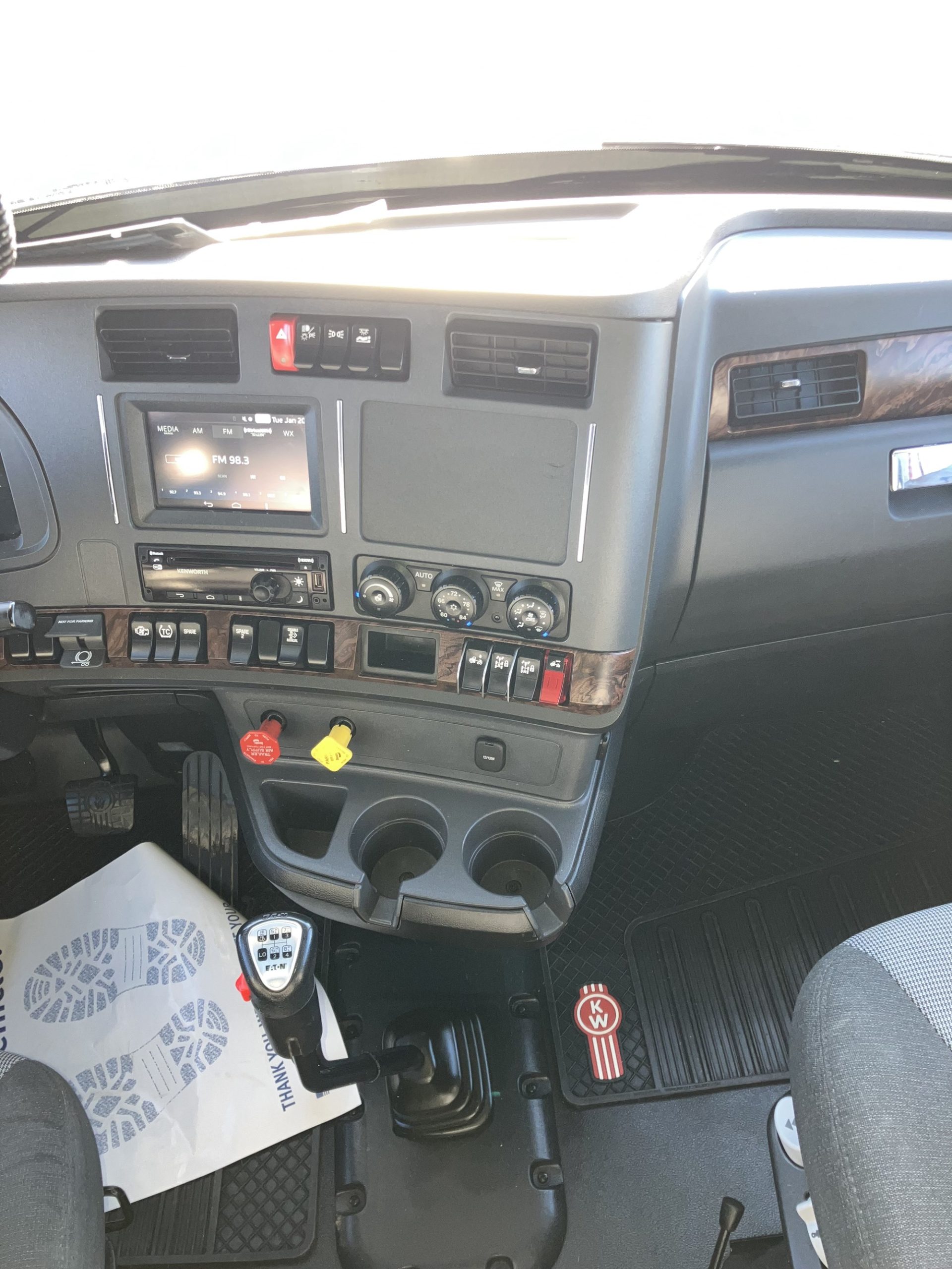 2023 Kenworth T680 2023 Kenworth T680 - image 2 of 5