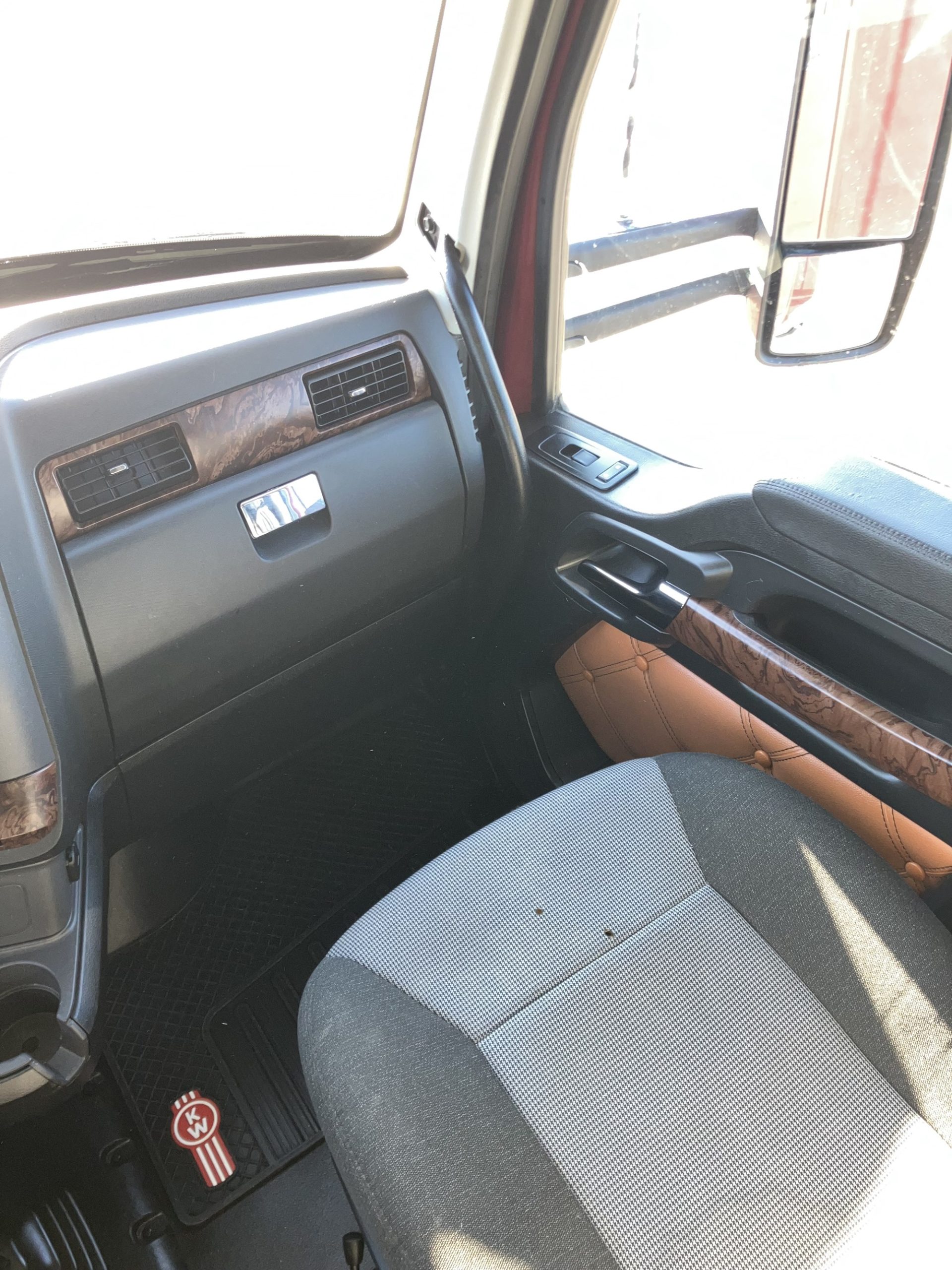 2023 Kenworth T680 2023 Kenworth T680 - image 3 of 5