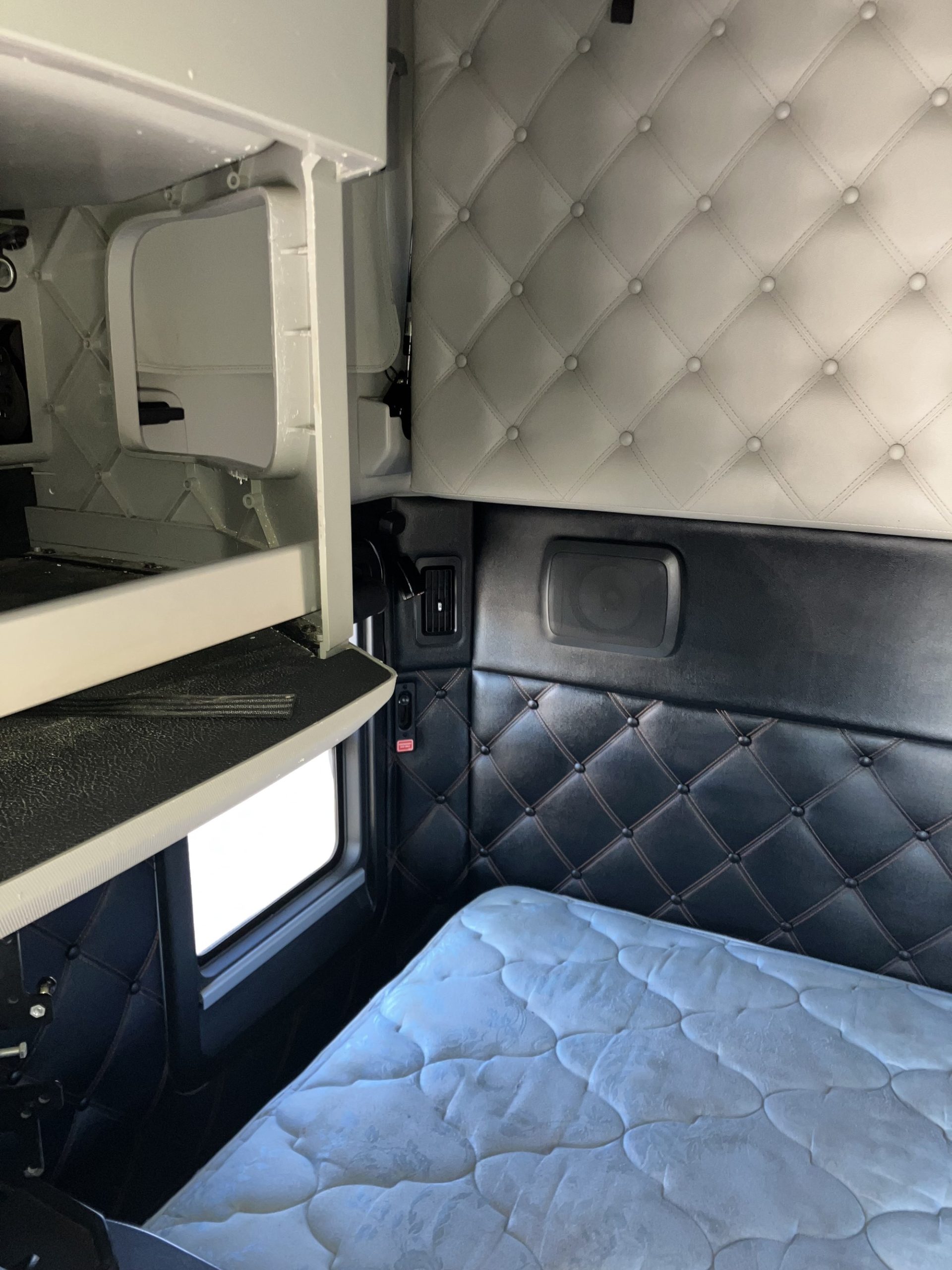 2023 Kenworth T680 2023 Kenworth T680 - image 4 of 5