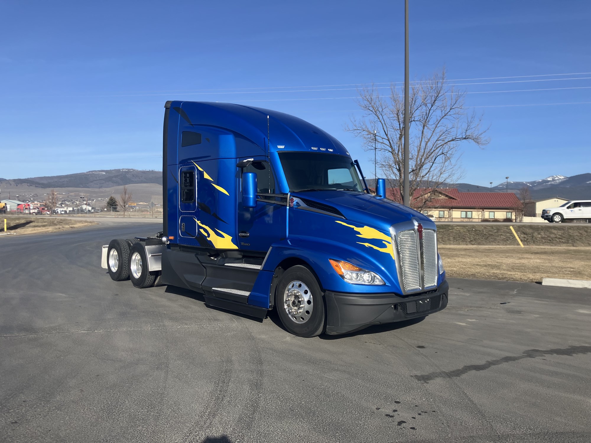 2023 Kenworth T680 - image 1 of 6