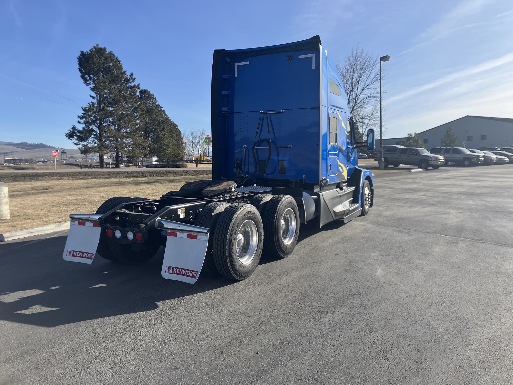 2023 Kenworth T680 - image 3 of 6