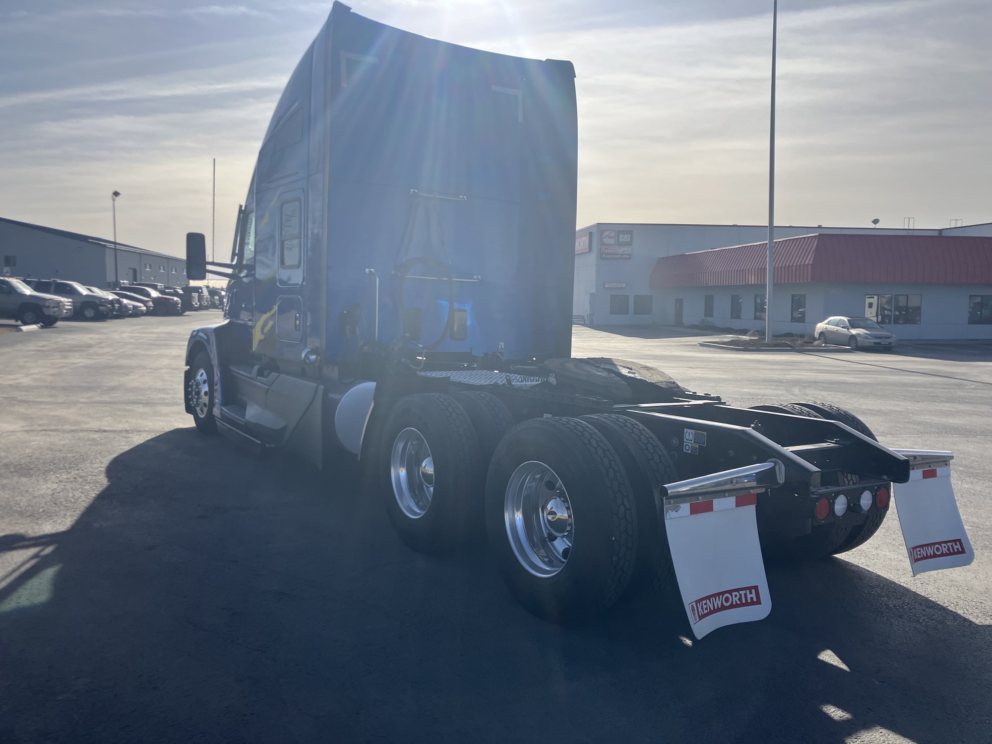 2023 Kenworth T680 - image 4 of 6