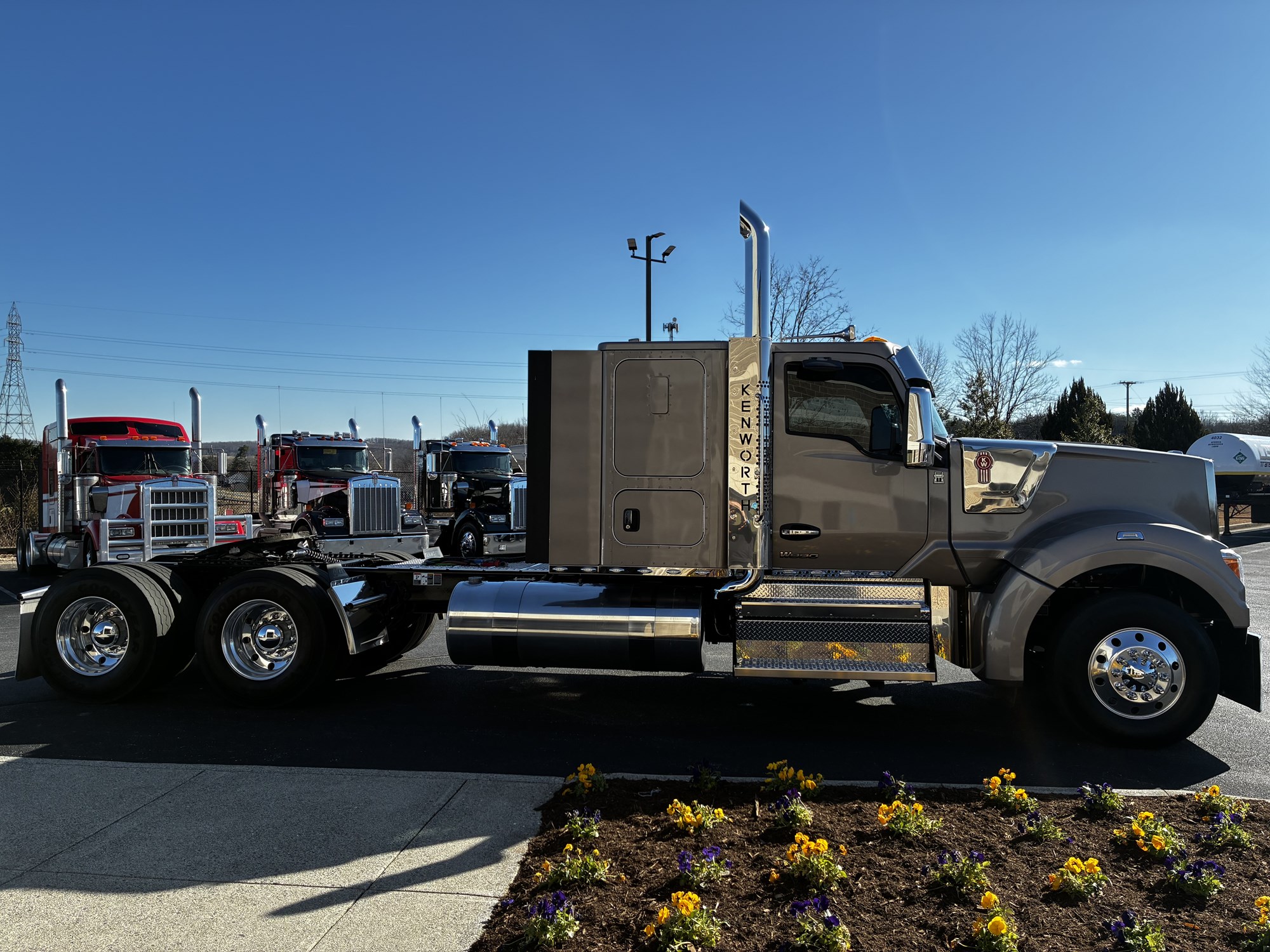2025 Kenworth W990 2025 Kenworth W990 - image 5 of 6