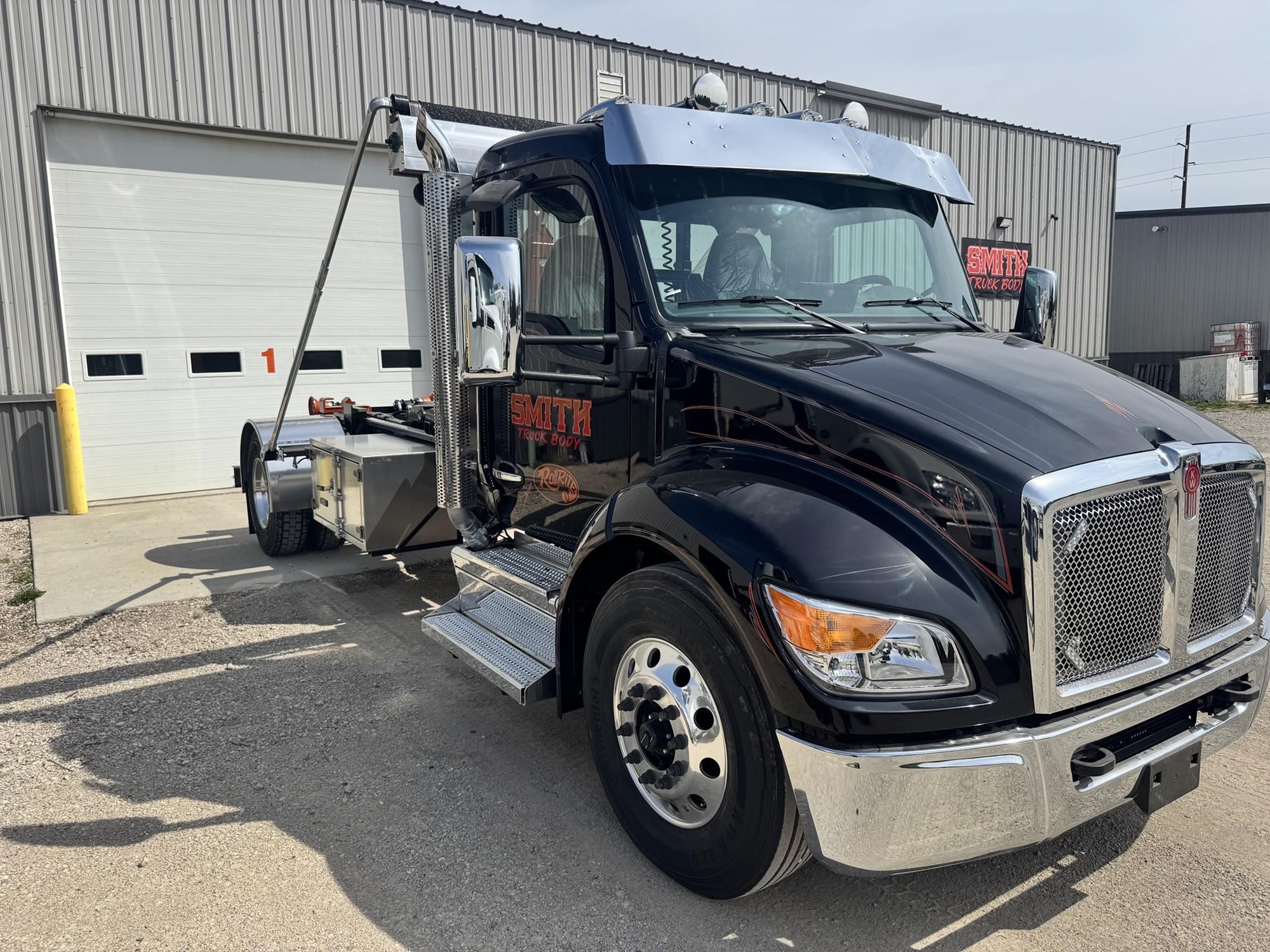 2025 Kenworth T280 - image 1 of 6