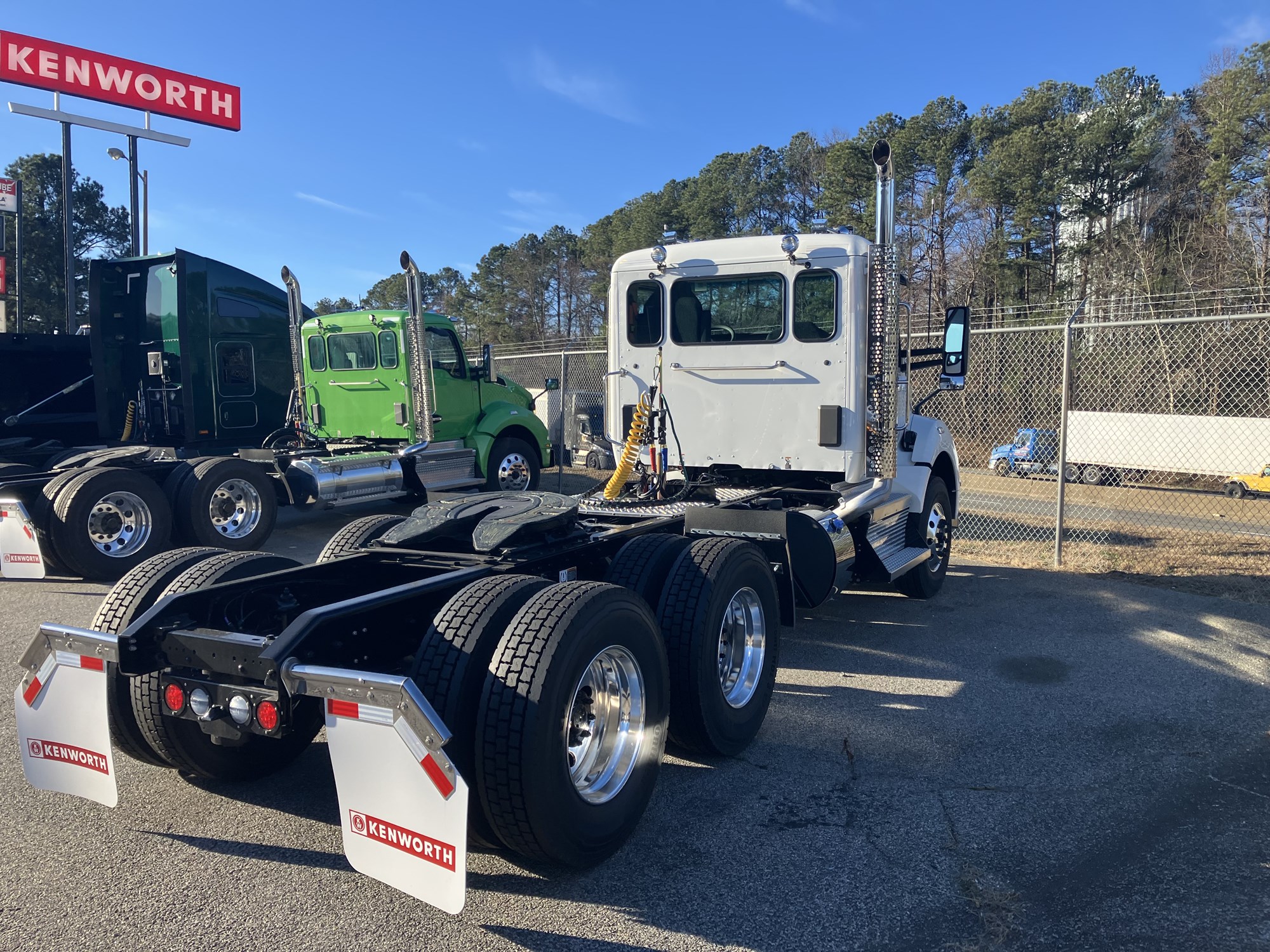 2026 Kenworth T880 - image 4 of 6