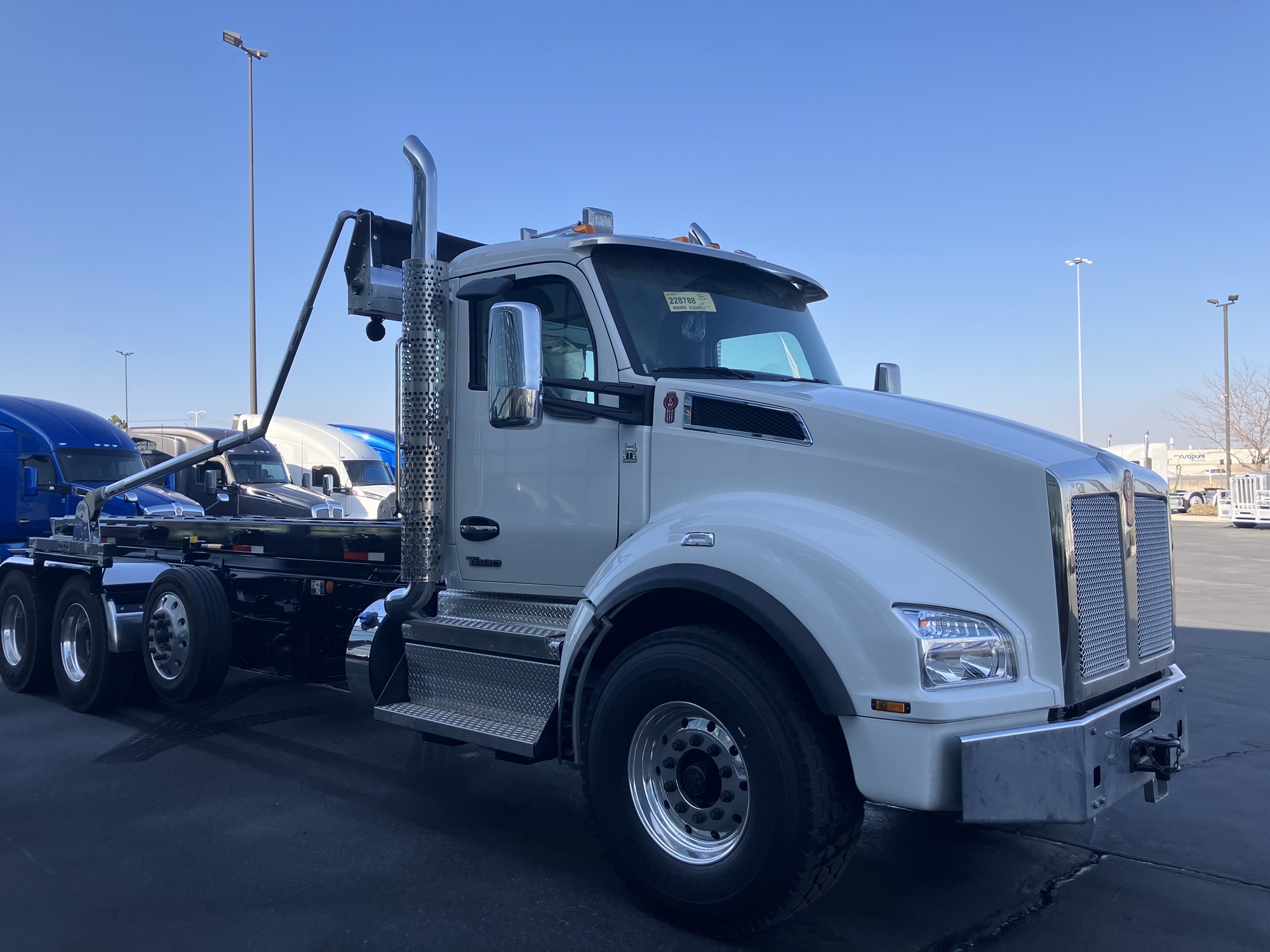 2026 Kenworth T880 - image 3 of 6