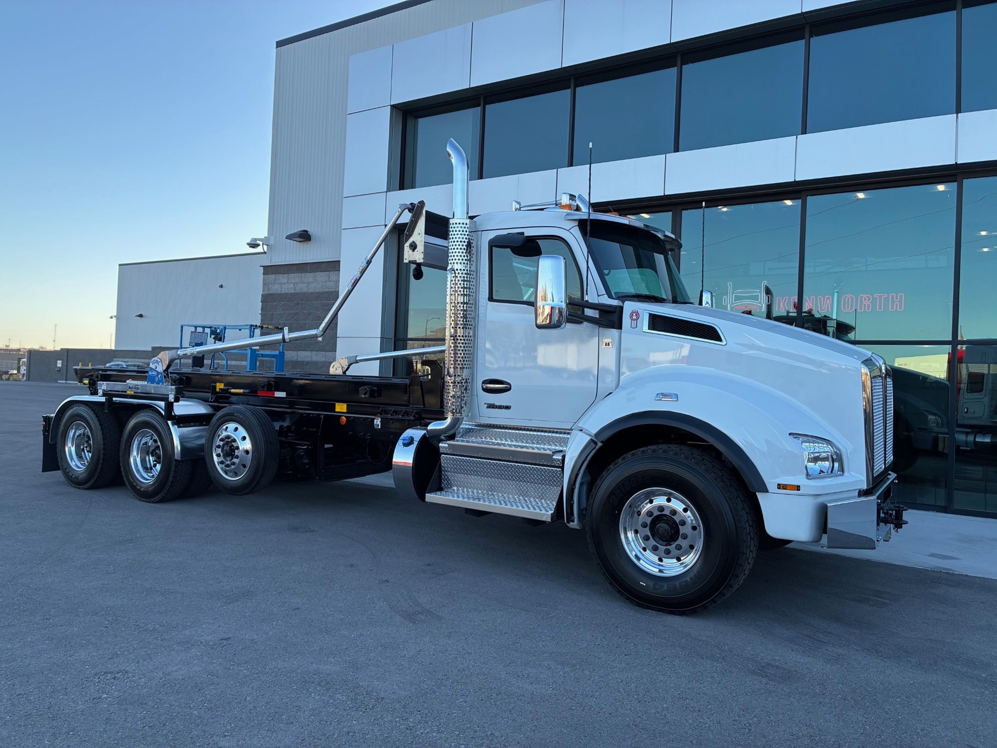 2026 Kenworth T880 - image 1 of 6