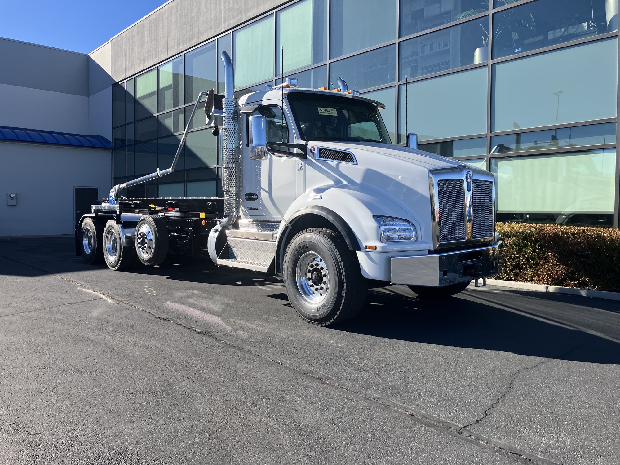 2026 Kenworth T880 - image 1 of 6