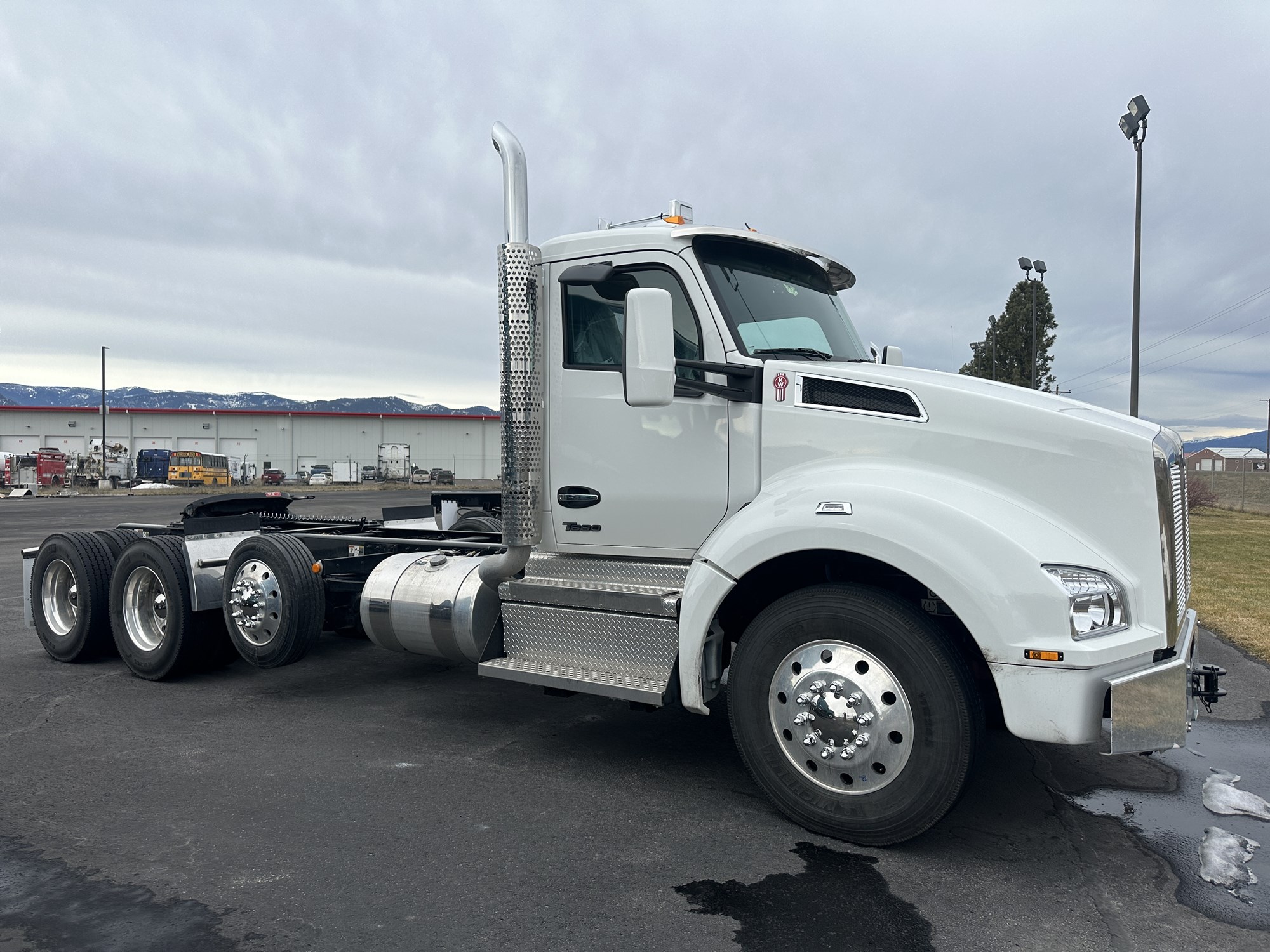 2026 Kenworth T880 2026 Kenworth T880 - image 2 of 6